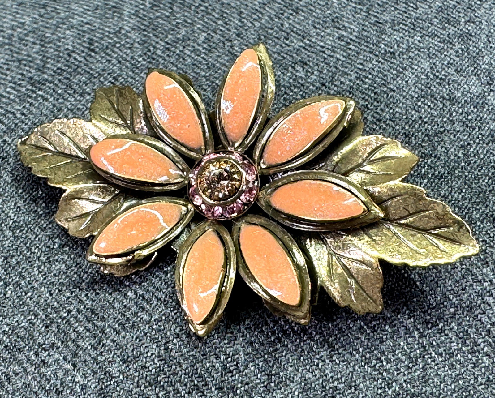 Vintage Carolee Peachy Pink floral Brooch Pin. Crystals. Enamel Gold-toned. *e: Vintage Carolee Peachy Pink floral Brooch Pin. Crystals. Enamel Gold-toned. Marked. For measures please refer to the pictures that were taken with a measuring tape. Weight: 12 Grams. IN HOUSE FLAT SHI
