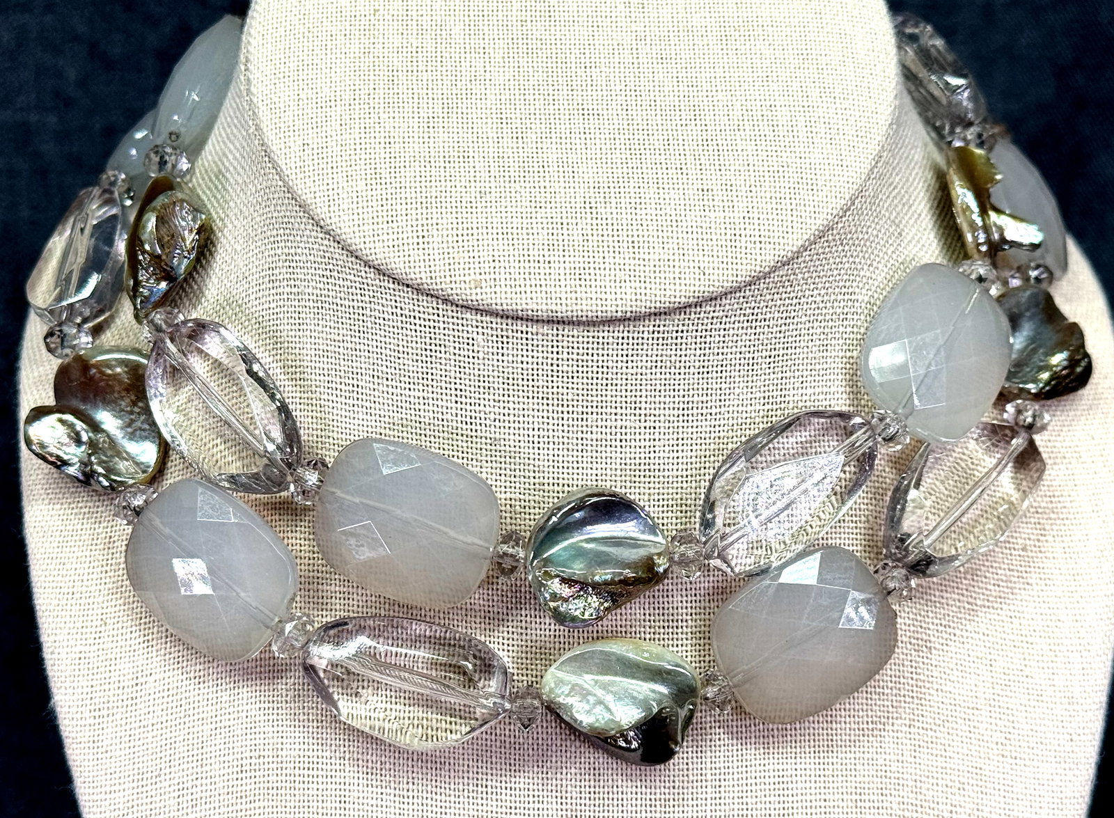 Vintage assorted lucite, plastic, glass beads necklace. *c: Vintage assorted lucite, plastic, glass beads necklace. Unmarked. For measures please refer to the pictures taken with a measuring tape. Weight: 76 Grams. IN HOUSE FLAT SHIPPING & HANDLING COST WITHIN