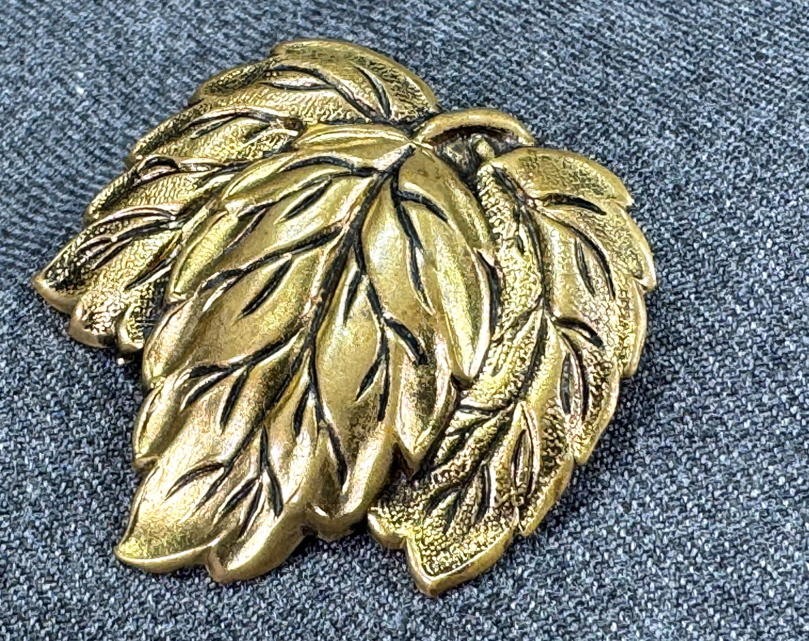 Vintage black accents goldtoned metal leaf brooch clip: IN HOUSE FLAT SHIPPING & HANDLING COST WITHIN ALL THE U.S. : $7 To bypass LiveShipping, and use our In-House shipping service for $7 or shipping combined for multiple lots, please select “Arrang
