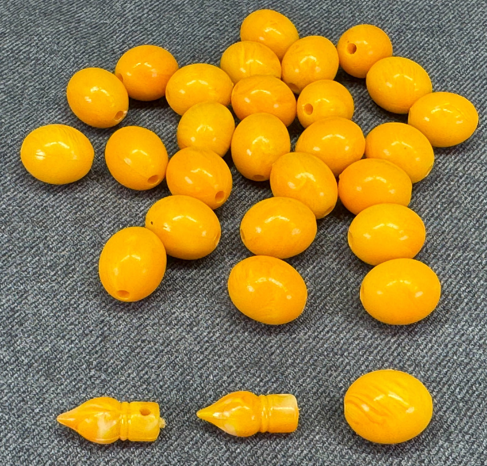Vintage assorted swirl yolk yellow plastic loose beads: Vintage assorted swirl yolk yellow plastic loose beads . For measures please refer to the pictures taken with a measuring tape. Weight: 28 Grams . IN HOUSE FLAT SHIPPING & HANDLING COST WITHIN ALL THE