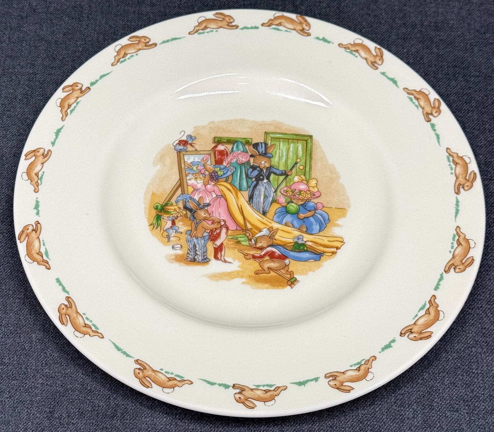 Vintage Royal Doulton Bunnykins Dressing Up Plate: Vintage Royal Doulton Bunnykins Dressing Up Plate. Marked. For measures please refer to the pictures taken with a measuring tape. Weight: 10 Oz . IN HOUSE FLAT SHIPPING & HANDLING COST WITHIN ALL THE 