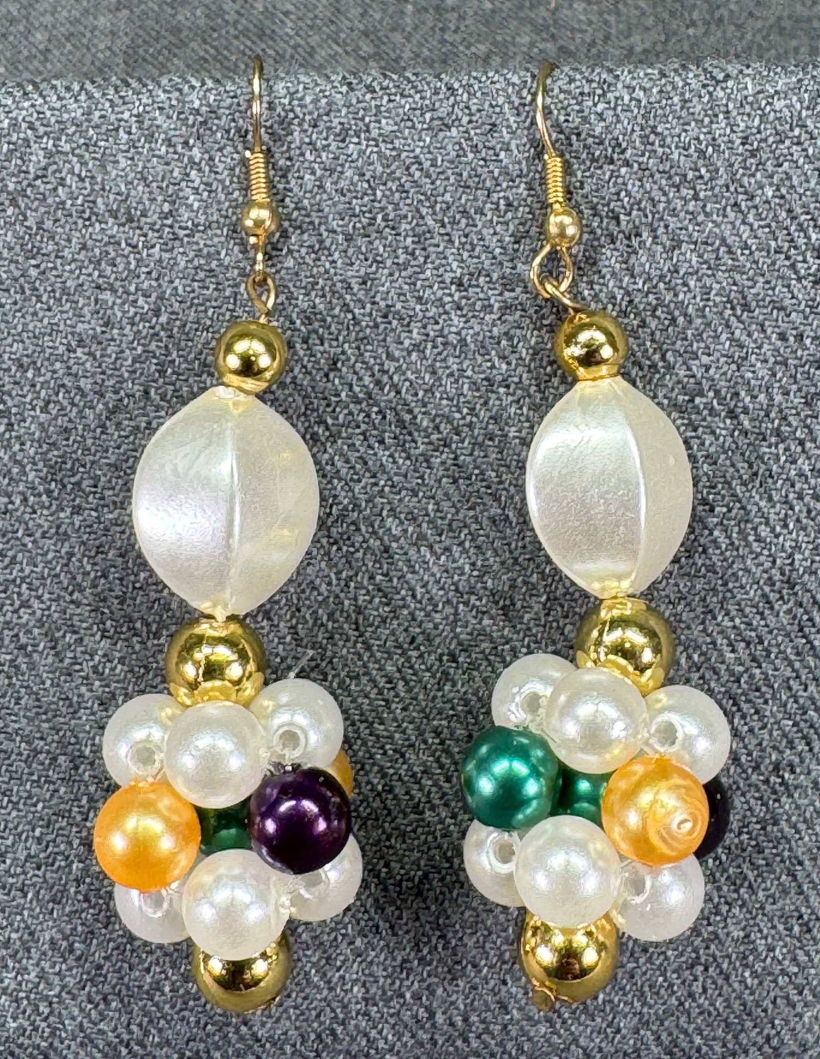 Vintage assorted colors pearly plastic & gold-toned beads cluster hook earrings: IN HOUSE FLAT SHIPPING & HANDLING COST WITHIN ALL THE U.S. : $7 To bypass LiveShipping, and use our In-House shipping service for $7 or shipping combined for multiple lots, please select “Arrang
