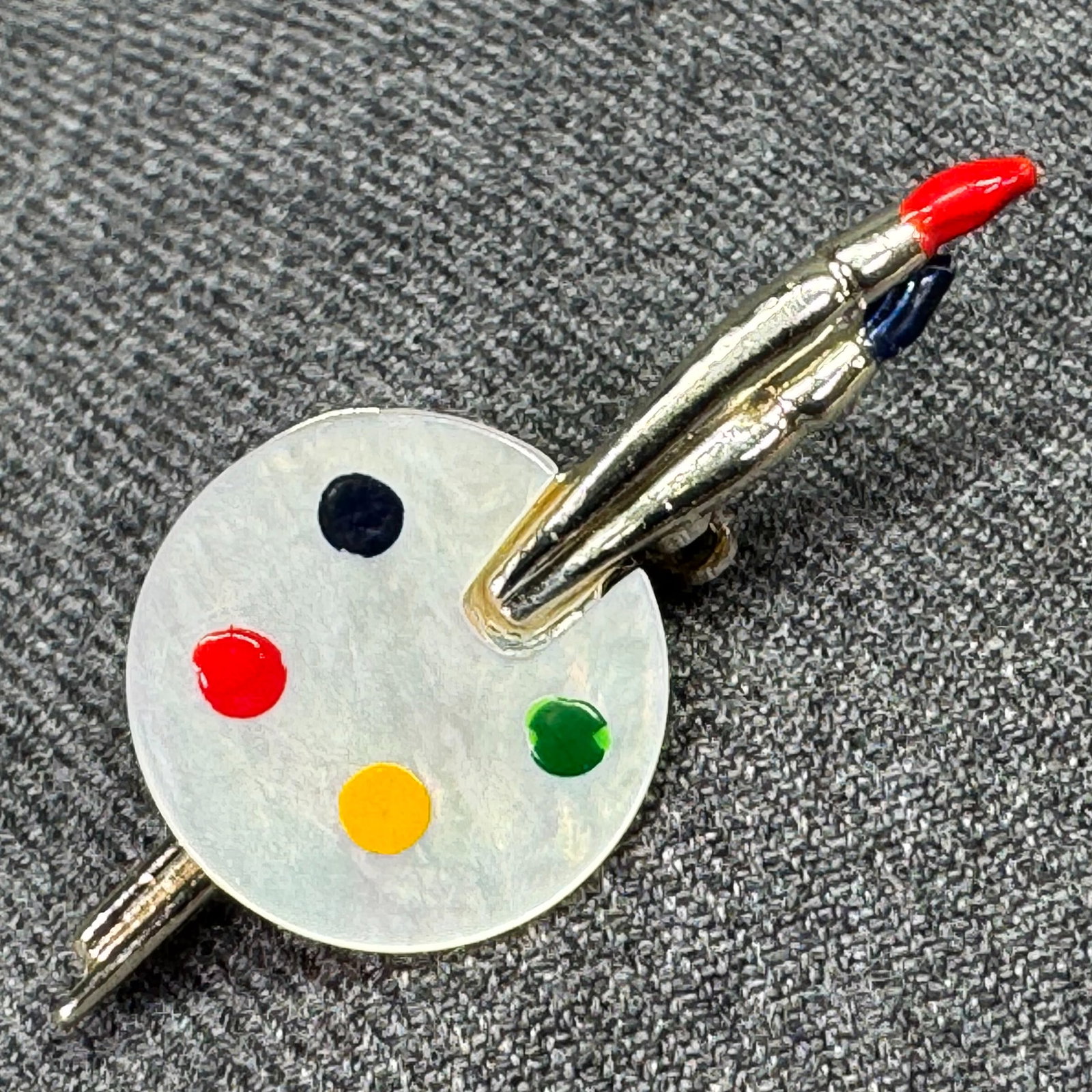 Vintage paint palette brooch pin. Hand painted lucite, gold-toned. *e: Vintage paint palette brooch pin. Hand painted lucite, gold-toned. Unmarked. For measures please refer to the pictures that were taken with a measuring tape. Weight: 3 Grams. IN HOUSE FLAT SHIPPING & 