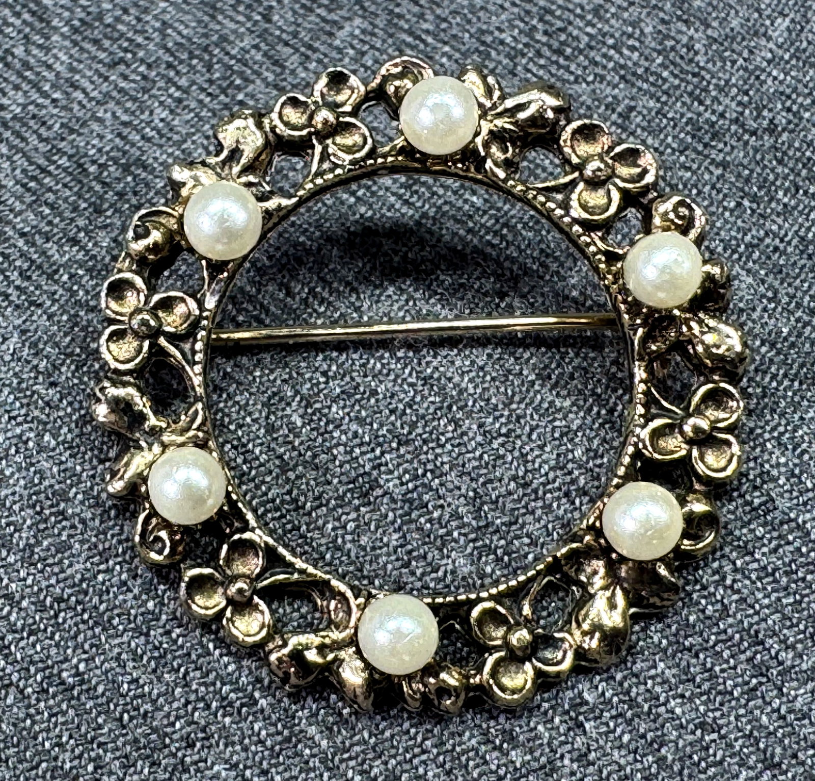 Vintage pearly beads flowers wreath brooch pin. *c: Vintage pearly beads flowers wreath brooch pin. Unmarked. For measures please refer to the pictures taken with a measuring tape. Weight: 7 Grams. IN HOUSE FLAT SHIPPING & HANDLING COST WITHIN ALL THE 