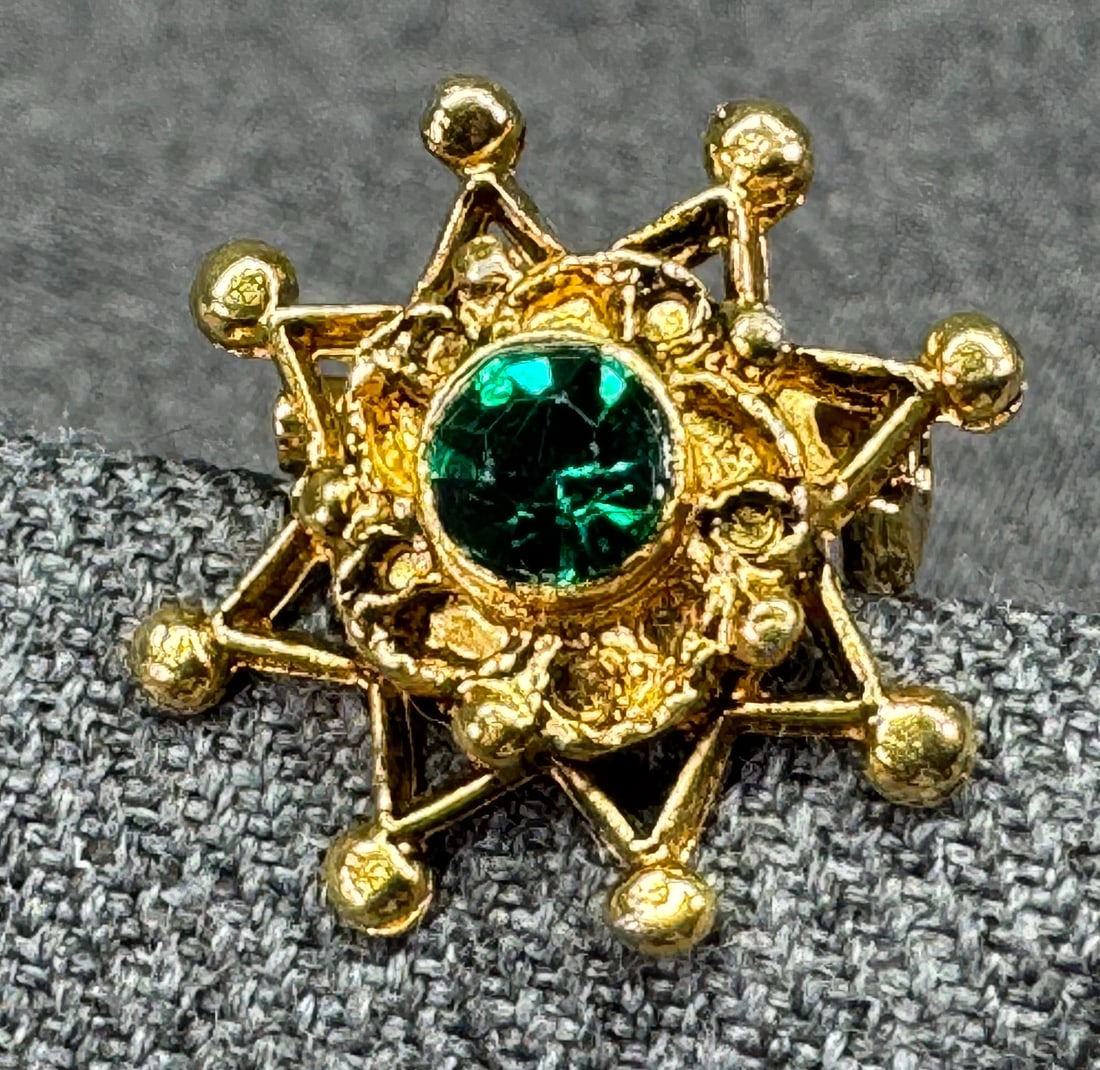 Vintage green crystal gold-toned metal atomic flower miniature brooch pin. *c: Vintage green crystal gold-toned metal atomic flower miniature brooch pin. Unmarked. For measures please refer to the pictures taken with a measuring tape. Weight: 3 Grams. IN HOUSE FLAT SHIPPING & HA