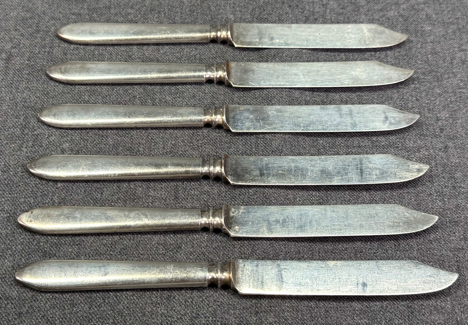 Antique Mermod, Jaccard & Co fruit knives. Silver plated. Lot of 6. *e: Antique Mermod, Jaccard & Co fruit knives. Silver plated. Lot of 6. Marked. For measures please refer to the pictures that were taken with a measuring tape. Weight: 190 Grams. IN HOUSE FLAT SHIPPING &