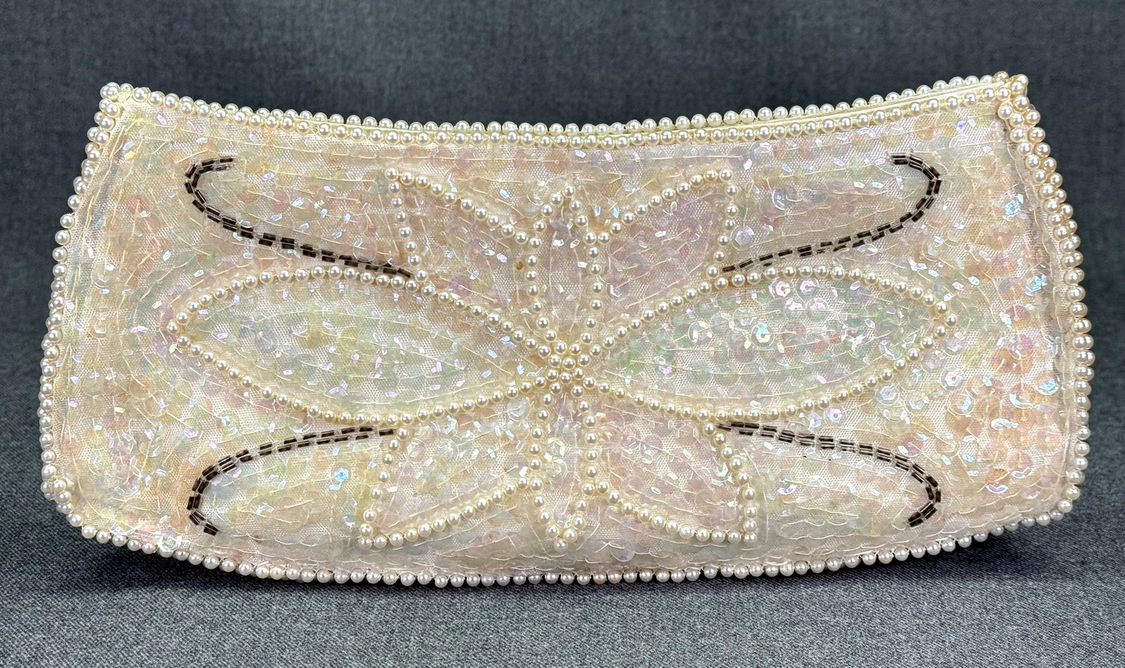 Vintage Mid-Century Sequin, Pearl Beaded Floral Evening Purse Clutch. *K: Vintage Mid-Century Iridescent Sequin, Glass beads, Pearl Beaded Floral Evening Zippered Purse Clutch . Interior lined in satin (stains). Unmarked. For measures please refer to the pictures taken with