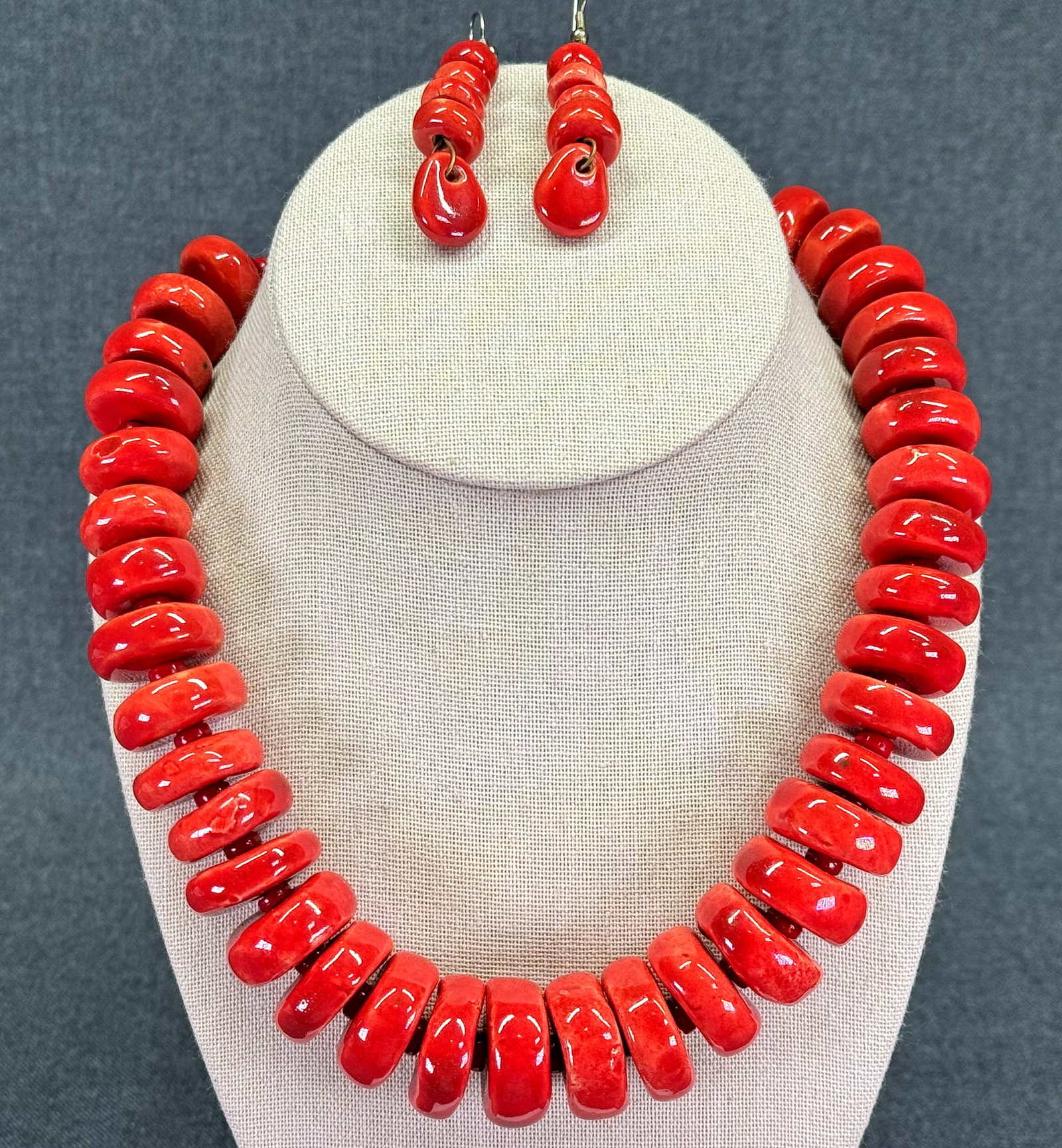Vintage Sang de Boeuf Studio Art Pottery Statement Necklace & Earring Set. *K: Vintage Sang de Boeuf Red Studio Art High-Fire Pottery, Glass Beads, Black Cord Statement Necklace & Hook Earring Set. Unmarked. For measures please refer to the pictures taken with a measuring tape. 
