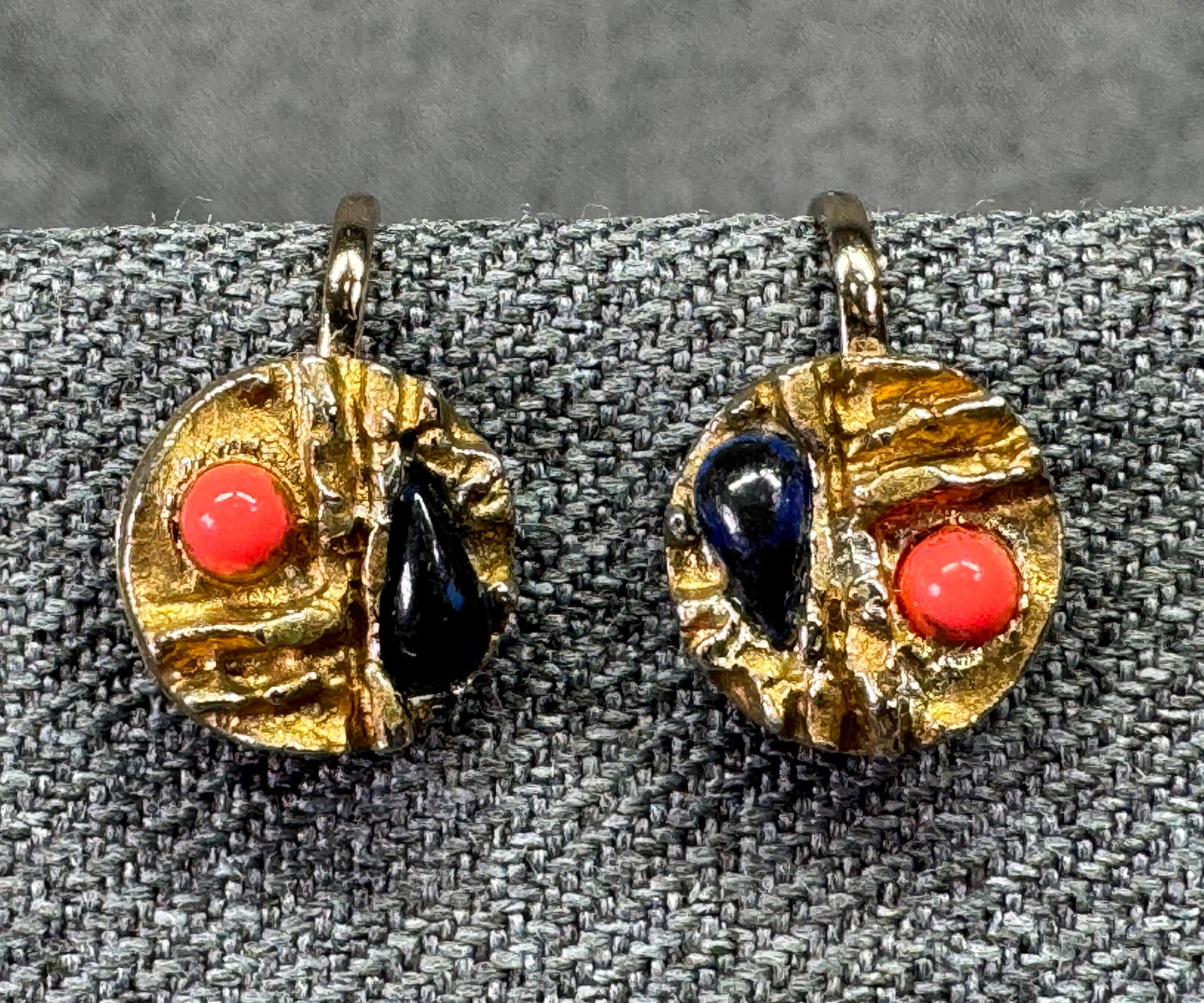 Vintage 60s Brutalist Screw Back Earrings. Faux Coral, Onix Cabs. Gold/Silver-Tone. *K: Vintage 60s Brutalist Screw Back Earrings. Faux Coral, Onix Cabs. Gold/Silver-Tone. Unmarked. For measures please refer to the pictures taken with a measuring tape. Weight: 3 Grams. IN HOUSE FLAT SHIP