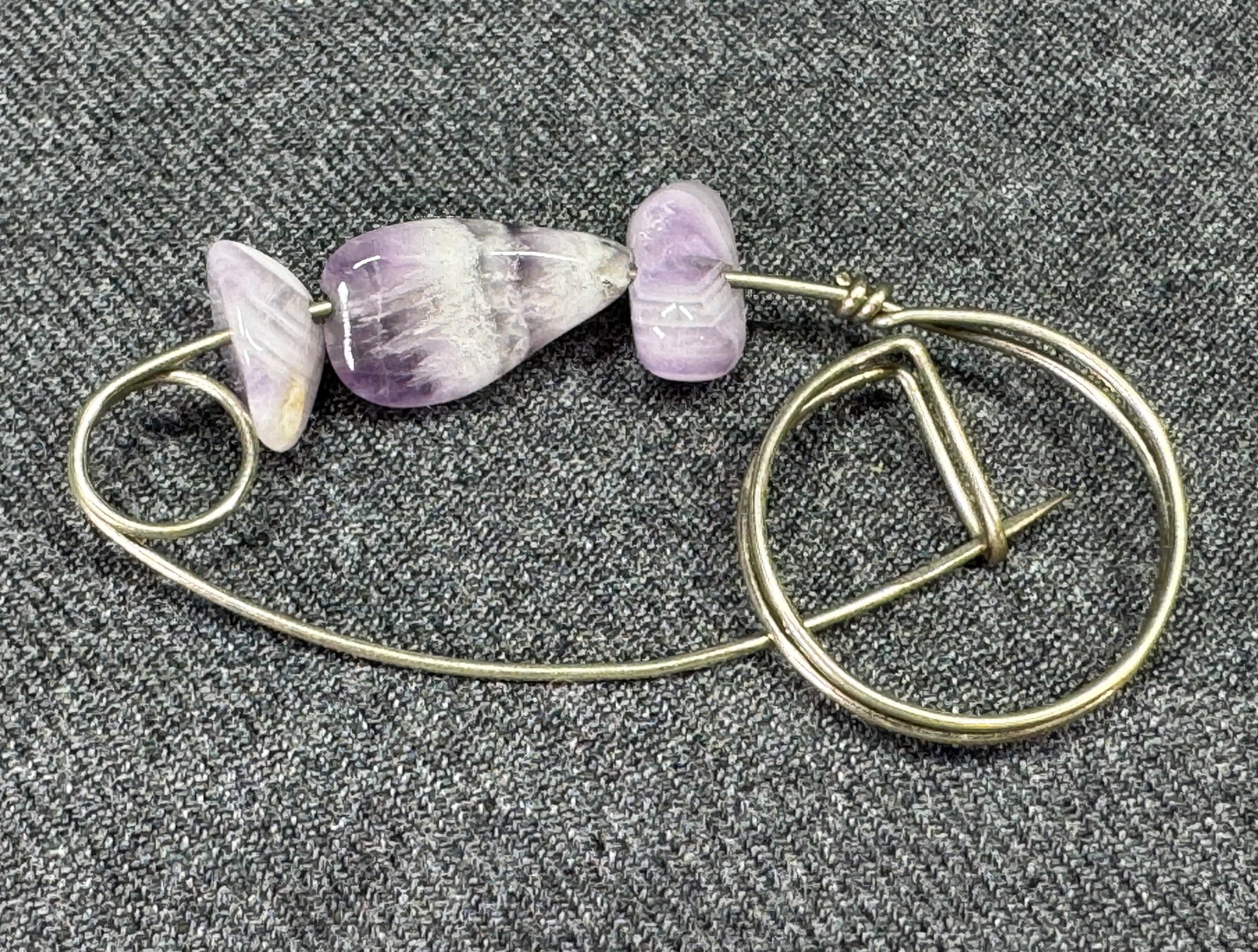 Vintage Artisan Alpacca Wire-Wrapped Chevron Amethyst Kilt Shawl Pin Brooch. *K: Vintage Artisan Alpacca Wire-Wrapped Chevron Amethyst Kilt Shawl Pin Brooch. Unmarked. For measures please refer to the pictures taken with a measuring tape. Weight: 5 Grams. IN HOUSE FLAT SHIPPING & 