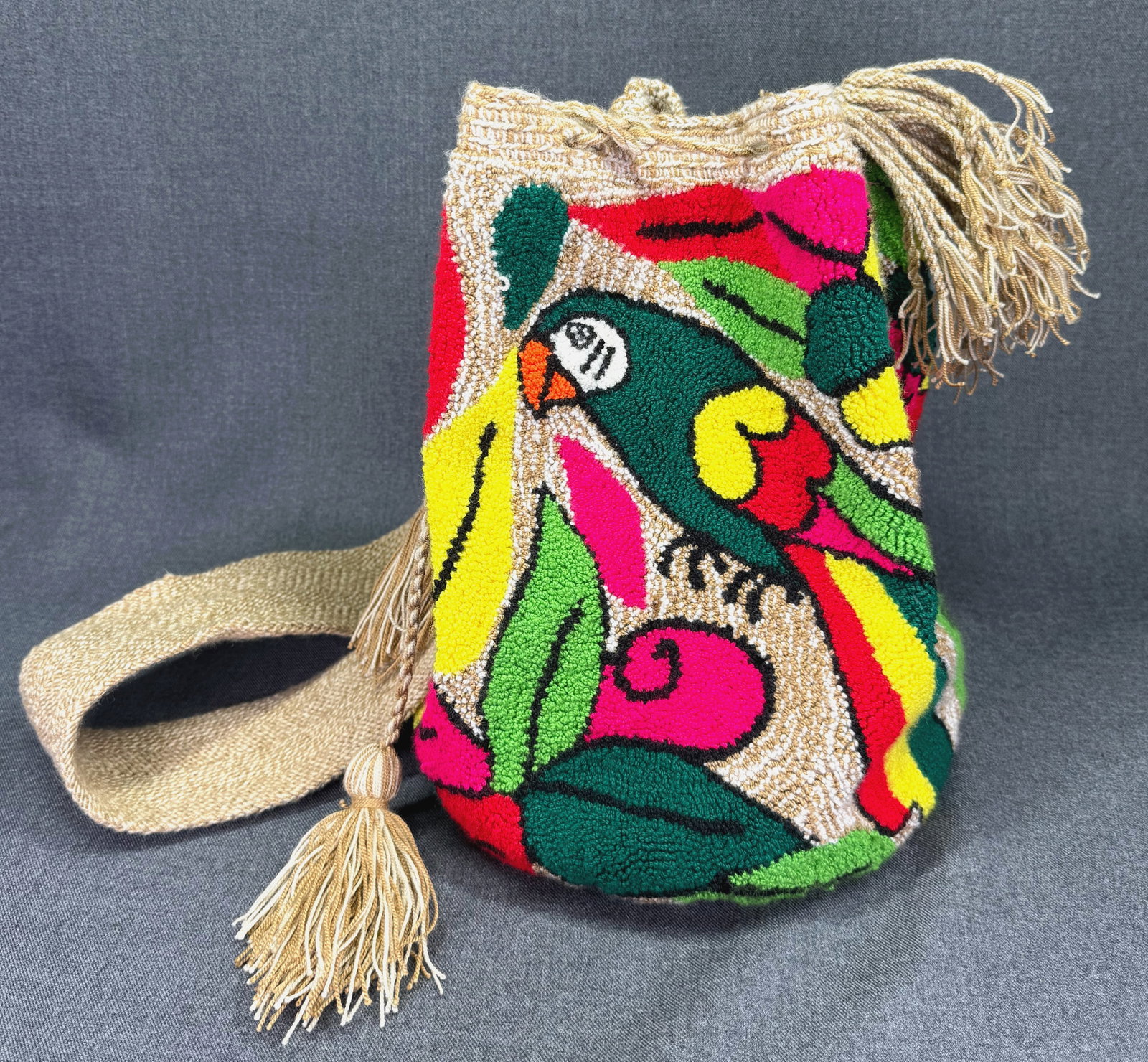 Wayuu Tapizada Mochila Bucket Bag. Hand-Woven Punch Needle. Parrot Bird . *K: Colombia Wayuu Tapizada Mochila Bucket Bag. Hand-Woven Punch Needle. Parrot Bird. The interior lined in a sinthetic fabric. For measures please refer to the pictures taken with a measuring tape. Weigh