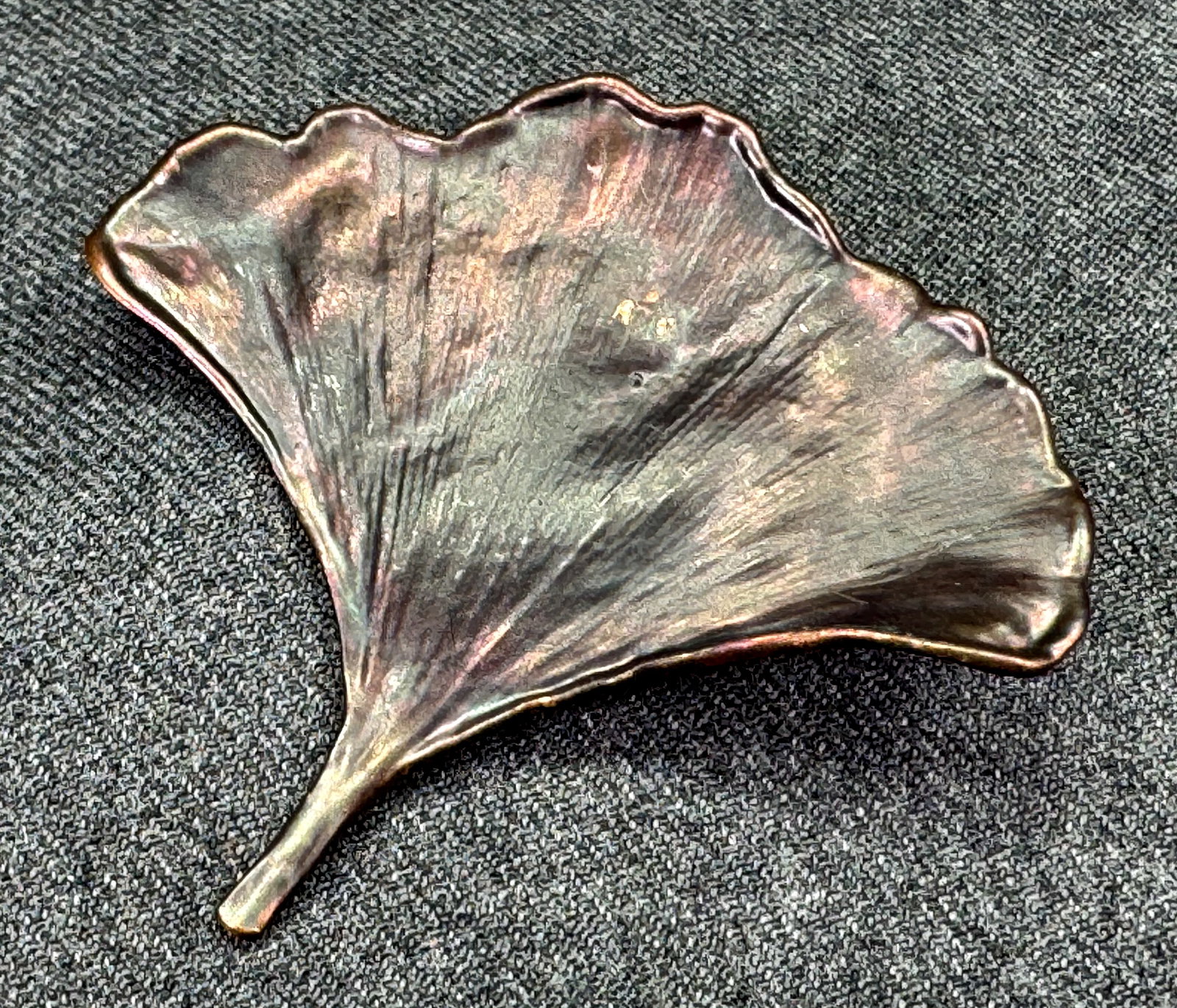 Vintage Iridescent Patina Bronze/Copper Ginkgo Leaf Pin Brooch. *K: Vintage Iridescent Patina Bronze/Copper Ginkgo Leaf Pin Brooch. Unmarked. For measures please refer to the pictures taken with a measuring tape. Weight: 11 Grams. IN HOUSE FLAT SHIPPING & HANDLING COS