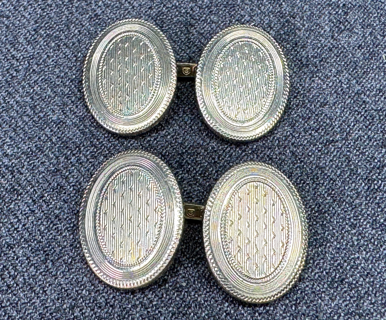 Vintage Art Deco W.G. Clark & Co. Gold Filled Engine Turned Oval Cufflinks. Double-Sided .*K: Vintage Art Deco W.G. Clark & Co. Gold Filled Engine Turned Oval Cufflinks. Double-Sided . Marked. For measures please refer to the pictures taken with a measuring tape. Weight: 8 Grams. IN HOUSE FLAT
