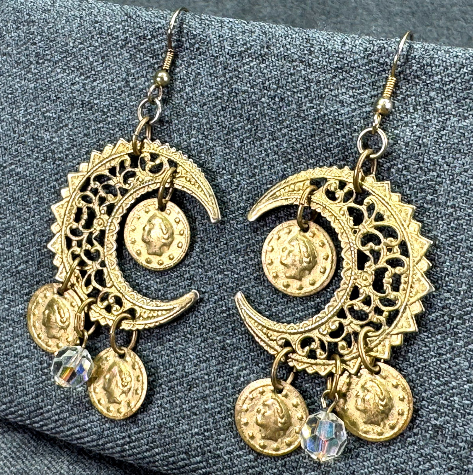 Vintage Gipsy Filigree Crescent Moon Dangle Hook Earrings. Coin, Crystal, Gold-tone. *K: Vintage Gipsy Filigree Crescent Moon Dangle Hook Earrings. Coin, Crystal, Gold-ton. Unmarked. For measures please refer to the pictures taken with a measuring tape. Weight: 11 Grams. IN HOUSE FLAT SHI