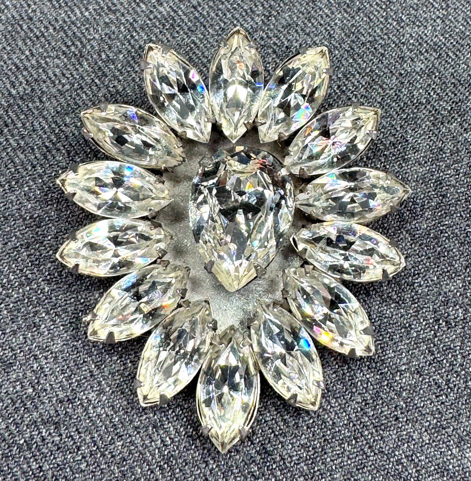 Vintage Juliana Clear Crystals Starburst Flower Brooch Pin. Silver-tone. *J: Vintage Juliana Clear Crystals Starburst Flower Brooch Pin. Silver-tone. Unmarked. For measures please refer to the pictures taken with a measuring tape. Weight: 20 Grams IN HOUSE FLAT SHIPPING & HAND