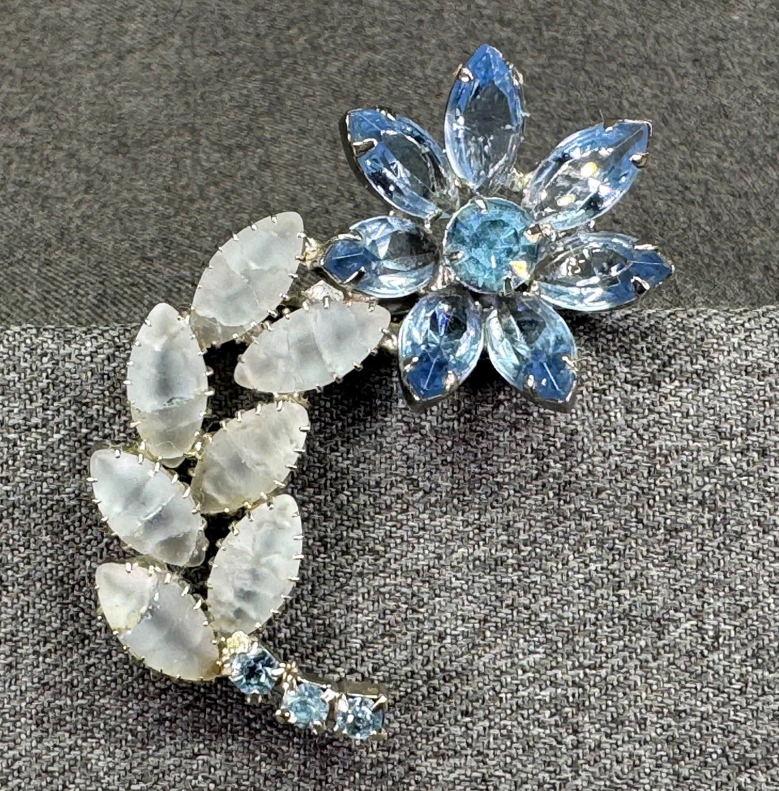 Vintage Juliana Blue Navette Crystal Frosted Satin Glass Flower Brooch Pin. *j: Vintage Juliana Blue Navette Crystal Crazing Frosted Satin Glass Flower Brooch Pin. Open back, silver-tone. Unmarked. For measures please refer to the pictures taken with a measuring tape. Weight: 16 