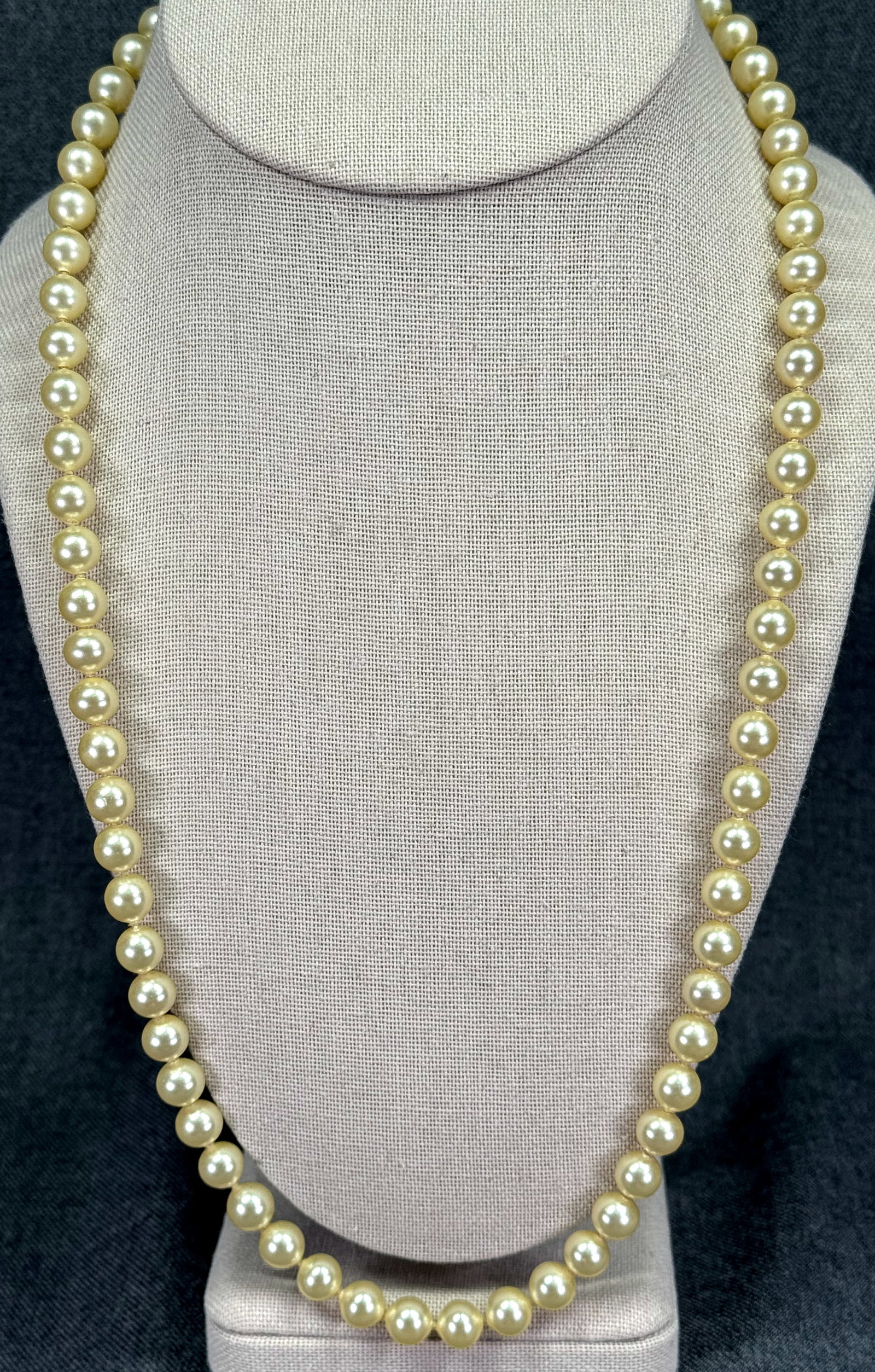 Vintage Simulated Pearl Strand Necklace. Sterling Silver Filigree Clasp. *j: Vintage Simulated Pearl Strand Necklace. Sterling Silver Filigree Clasp. Hand Knotted in between. Marked. For measures please refer to the pictures taken with a measuring tape. Weight: 43 Grams. IN HO