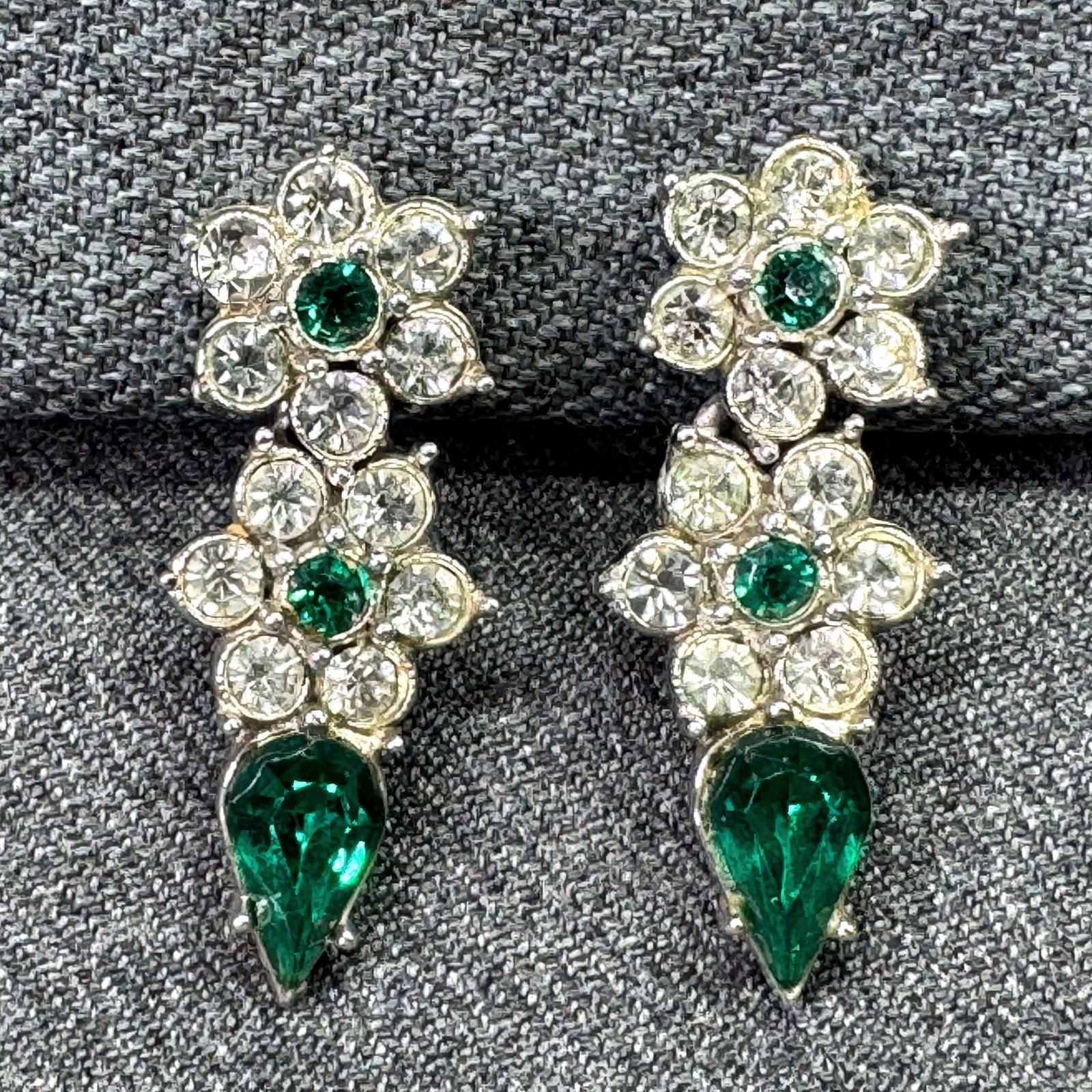 Vintage Mid-Century Floral Drop Screw Back Earrings. Crystals, silver-tone. *h: Vintage Mid-Century Floral Drop Screw Back Earrings. . Emerald-Green & Clear Crystals, silver-tone. Unmarked. For measures please refer to the pictures taken with a measuring tape. Weight:12 Grams. IN