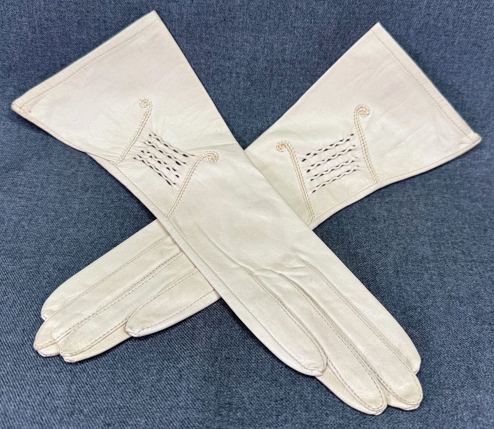 Vintage Carson Pirie Scott Table Cut Beige Leather Gloves. Size 6. Unused. *j: Vintage Carson Pirie Scott Table Cut Beige Leather Gloves. Size 6. Unused. Paper Label. For measures please refer to the pictures taken with a measuring tape. Weight: 19 oz IN HOUSE FLAT SHIPPING & HA