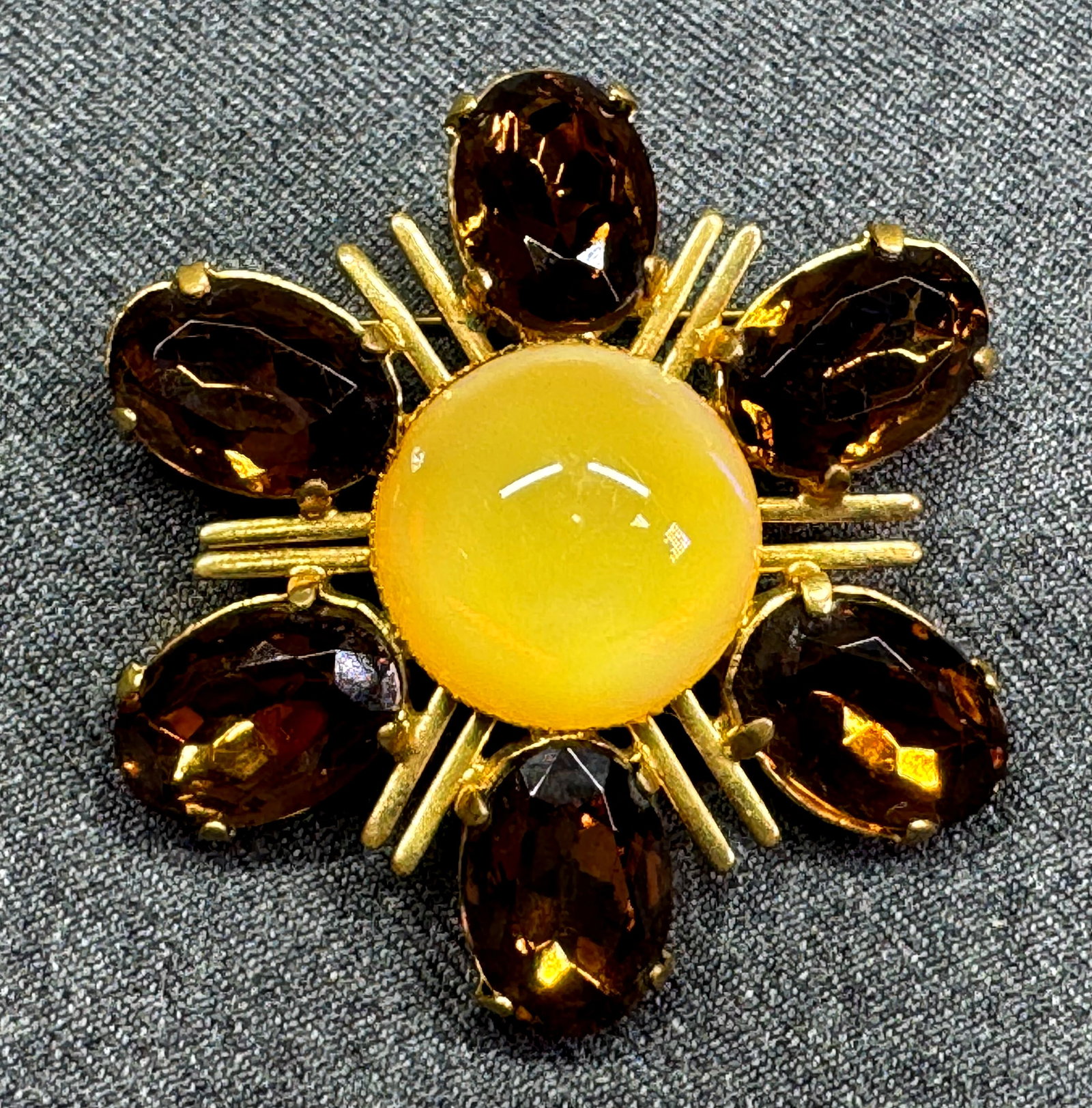 Vintage Fall colors Floral Brooch Pin. Moonglow Glass & Crystals, Gold-toned. *f: Vintage Fall colors Floral Brooch Moonglow Glass Cabochon & Crystals, Gold-toned. Unmarked. For measures please refer to the pictures taken with a measuring tape. Weight: 23 Grams. IN HOUSE FLAT SHIPP