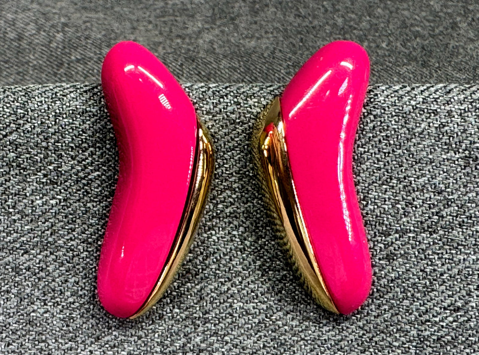 Vintage 1980s Monet Pink Thermoplastic & Gold-Tone Stud Earrings. *h (1 of 6)