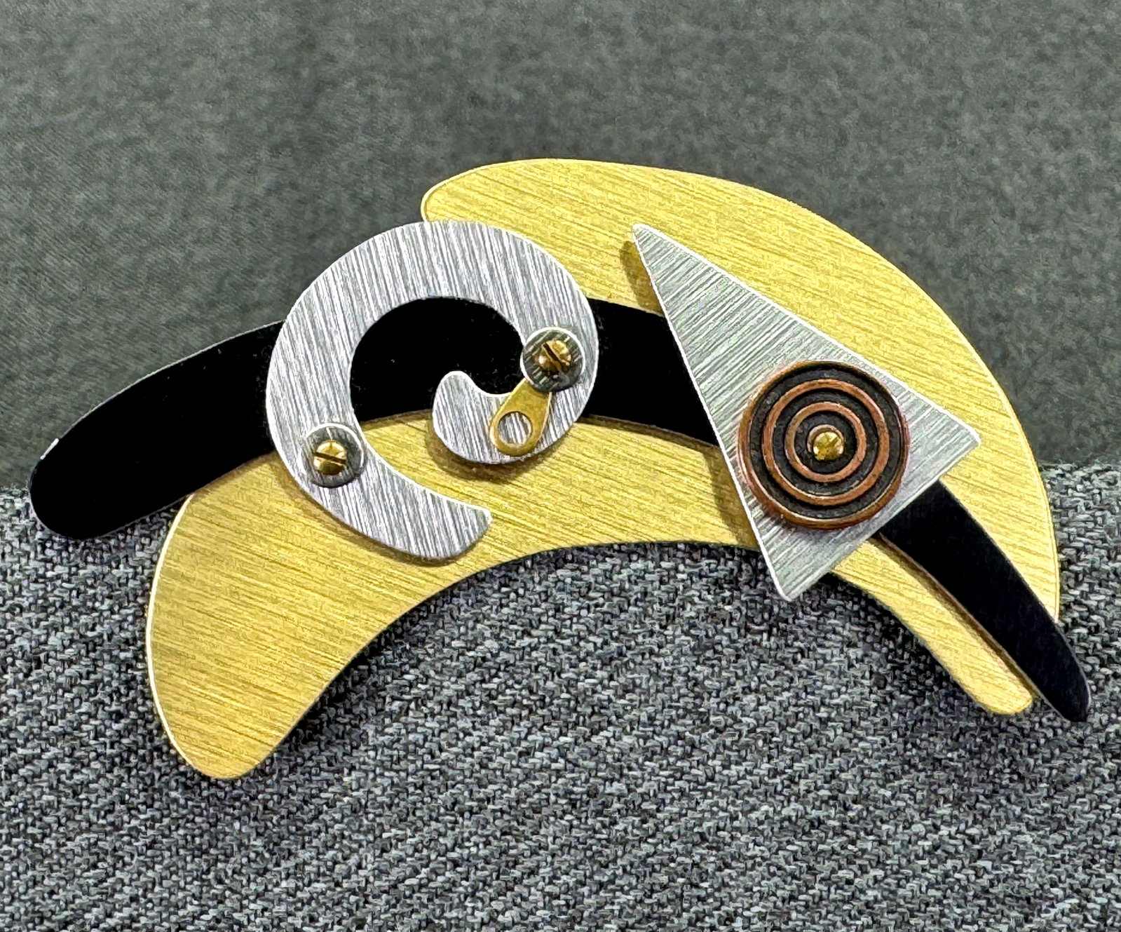 Vintage 1980s Postmodern Abstract Anodized Aluminum Brooch Pin. Hsu Studios Style. *J: Vintage 1980s Postmodern Abstract Anodized Aluminum Brooch Pin. Hsu Studios Style. Unmarked. For measures please refer to the pictures taken with a measuring tape. Weight: 6 Grams. IN HOUSE FLAT SHIPP