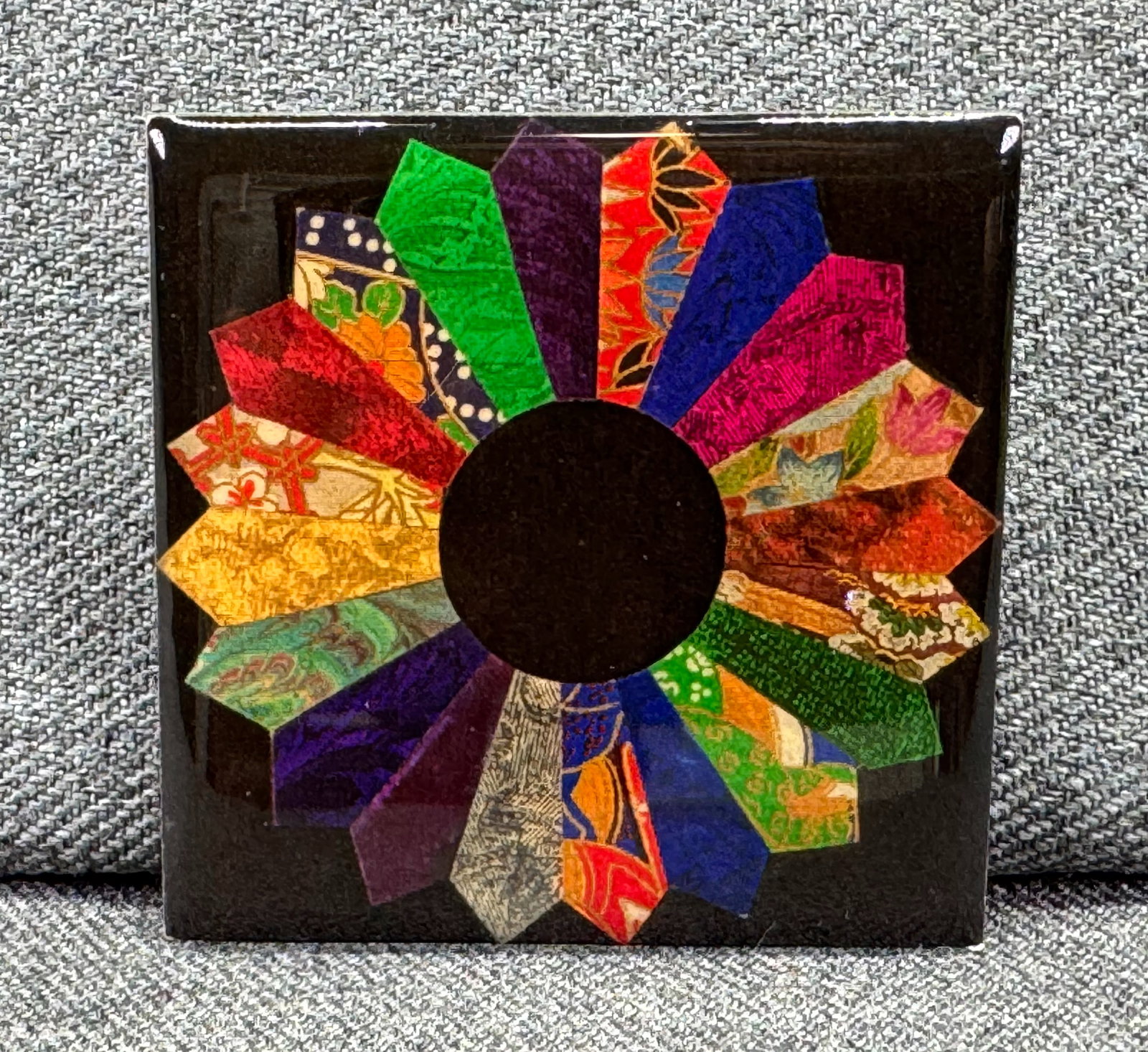 Vintage Des Postages 1997 Neck Ties Acrylic Wheel Flower Brooch Pin. *h: Vintage Des Postages 1997 Neck Ties Acrylic Wheel Brooch Pin. Label. For measures please refer to the pictures taken with a measuring tape. Weight: 9 Grams. IN HOUSE FLAT SHIPPING & HANDLING COST WITH