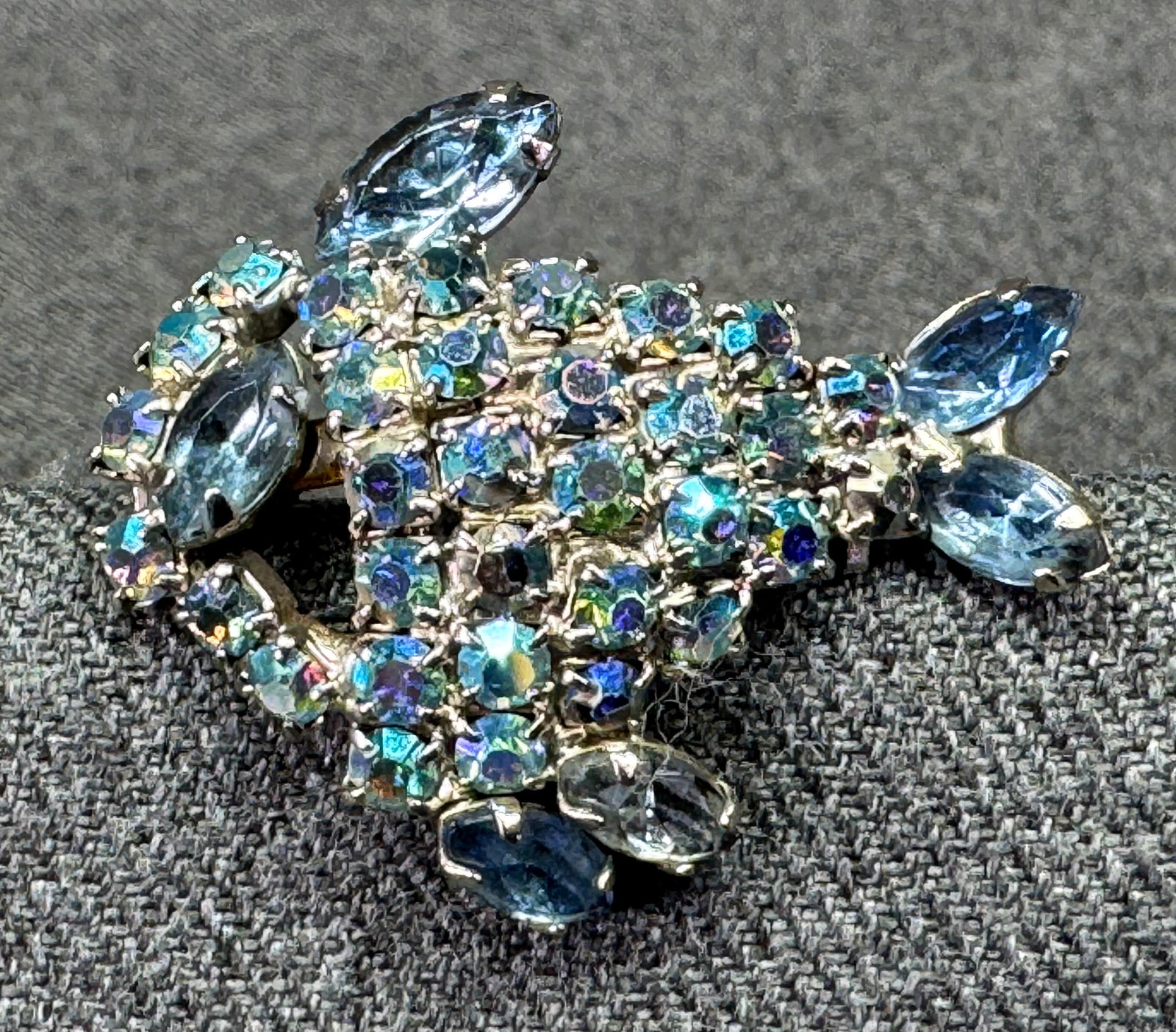 Vintage Warner Style Blue AB Crytals Angel Fish Brooch . Silver-tone Metal. *f: Vintage Warner Style Blue AB Crytals Angel Fish Brooch. Silver-tone Metal.Unmarked. For measures please refer to the pictures taken with a measuring tape. Weight: 6 Grams. IN HOUSE FLAT SHIPPING & HAN