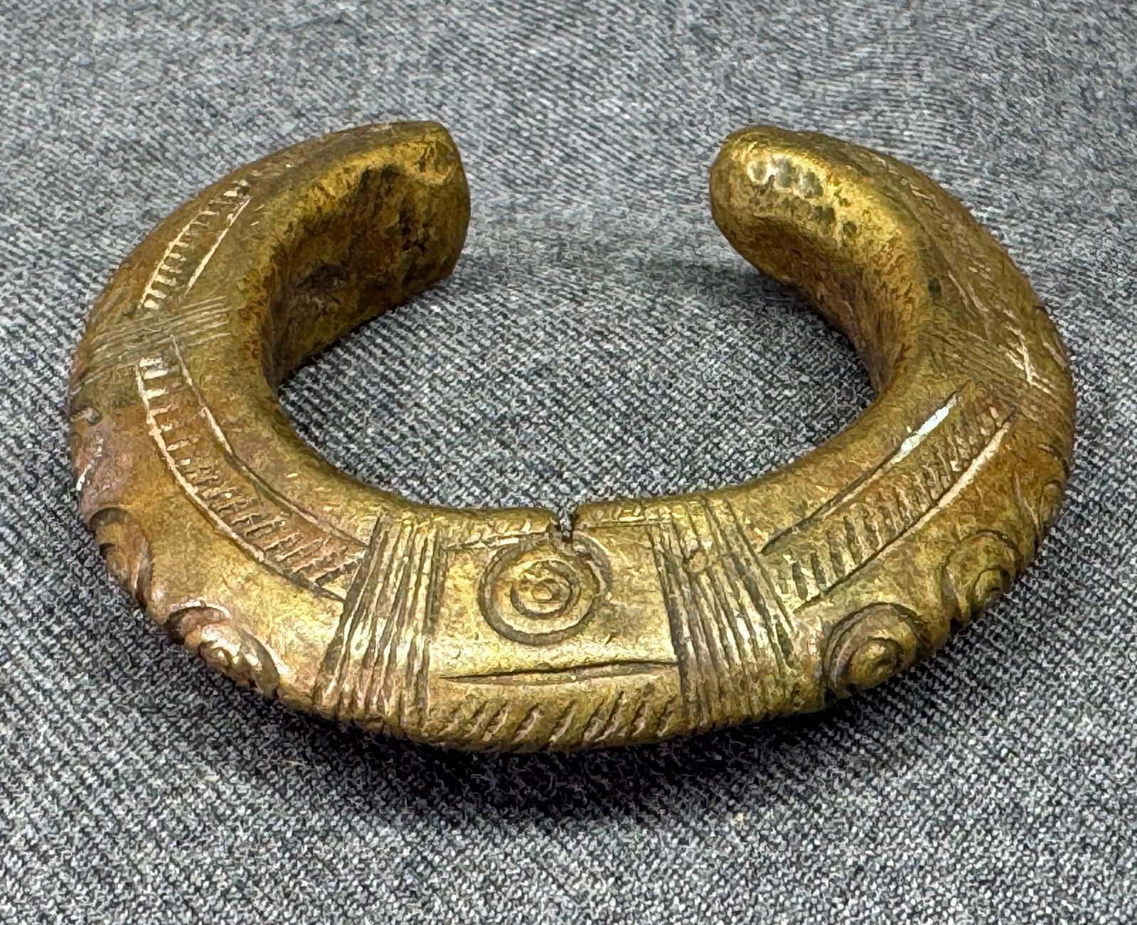 African Zarma/Djerma Niger Manilla. Copper alloy.: African Zarma/Djerma Niger Manilla. Copper alloy. For measures please refer to the pictures taken with a measuring tape. Weight: 150.44 Grams. IN HOUSE FLAT SHIPPING & HANDLING COST WITHIN ALL THE U.S