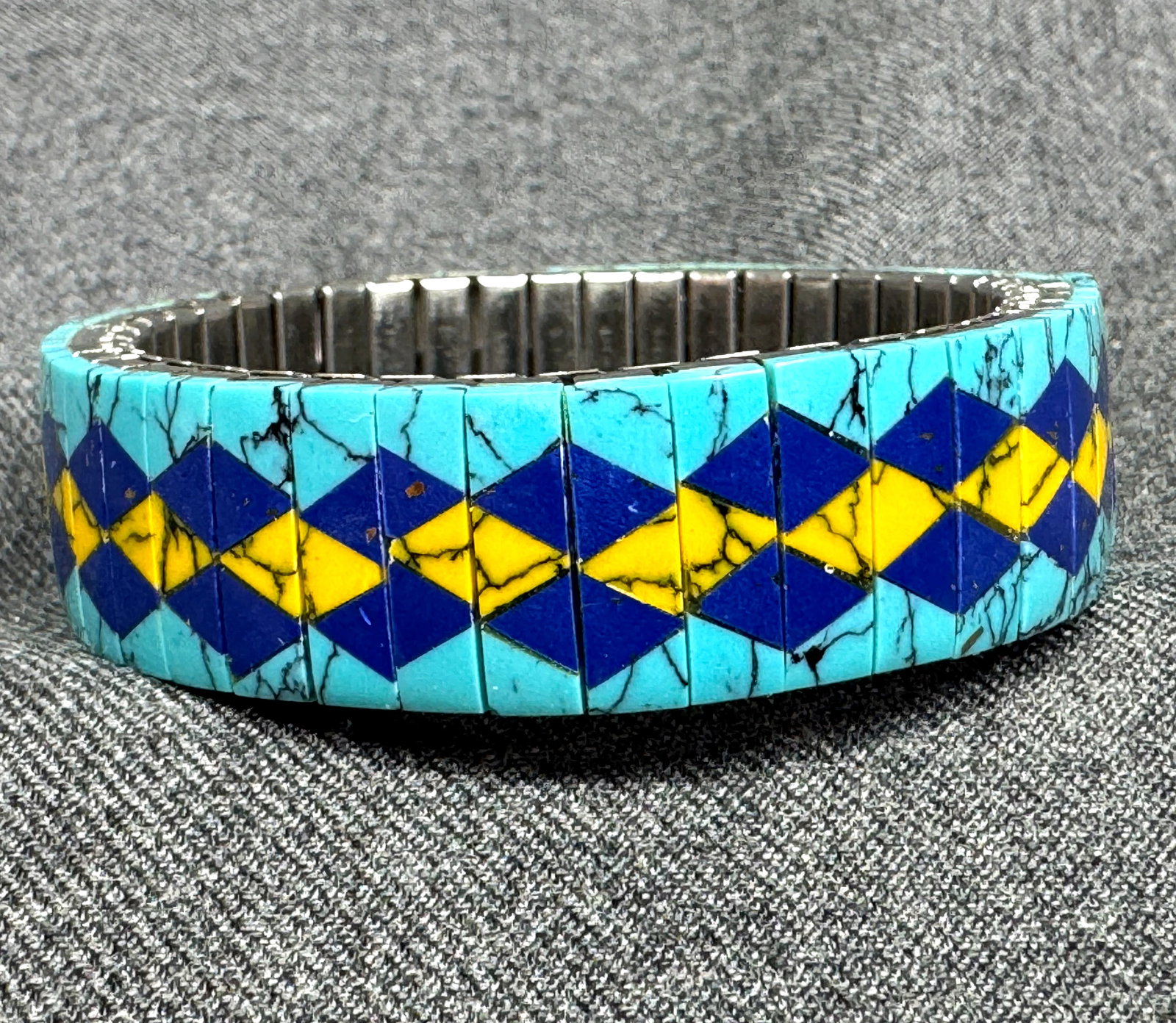 Vintage Southwestern Style Accordion Bracelet. Faux Turquoise & Lapis Geometric Tiles. *f: Vintage Southwestern Style Accordion Bracelet. Faux Turquoise & Lapis Geometric Tiles. Unmarked. For measures please refer to the pictures taken with a measuring tape. Weight: 37 Grams. IN HOUSE FLAT 