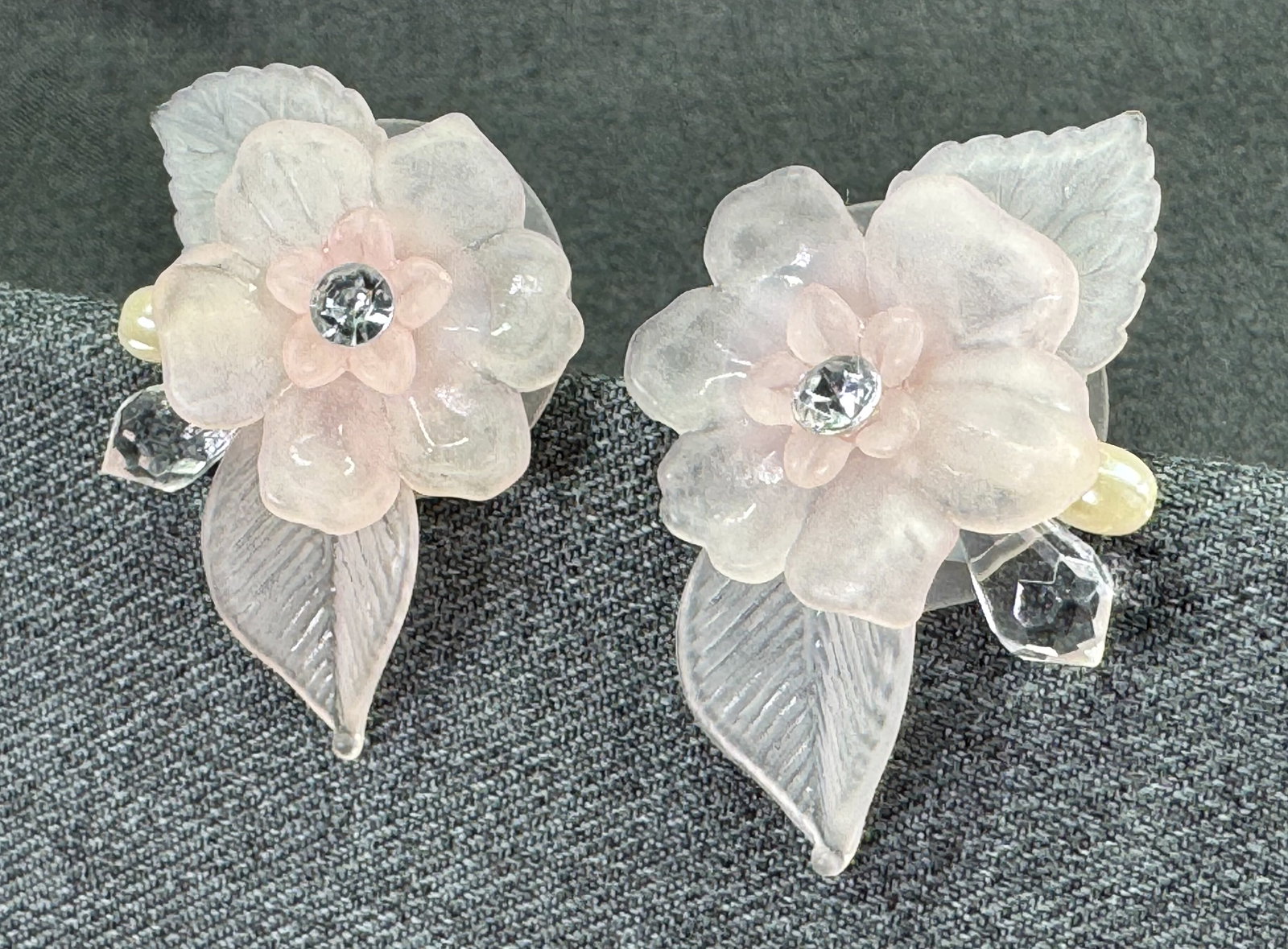 Vintage 80s Frosted Pink Lucite Flower Stud Earrings. *J: Vintage 80s Frosted Pink Lucite Flower Stud Earrings. Rhinestone, Pearl Accents. Unmarked. For measures please refer to the pictures taken with a measuring tape. Weight: 12 Grams. IN HOUSE FLAT SHIPPI