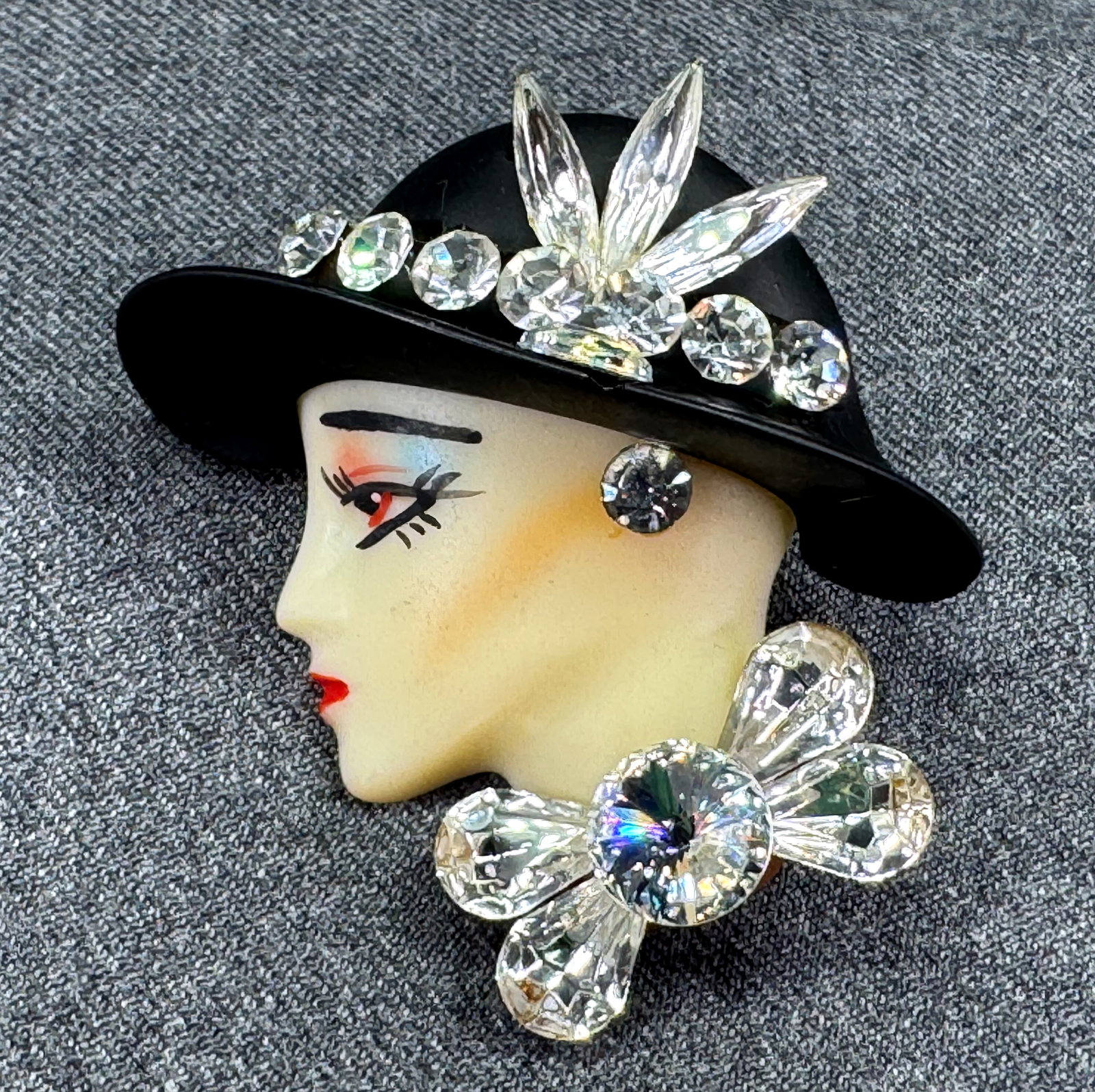 Vintage 1980s Art Deco Flapper Woman Face Brooch Pin. Crystals, Painted Resin. *J: Vintage 1980s Art Deco Flapper Woman Face Brooch Pin. Crystals, Painted Resin. Unmarked. For measures please refer to the pictures taken with a measuring tape. Weight:20 Grams. IN HOUSE FLAT SHIPPING 