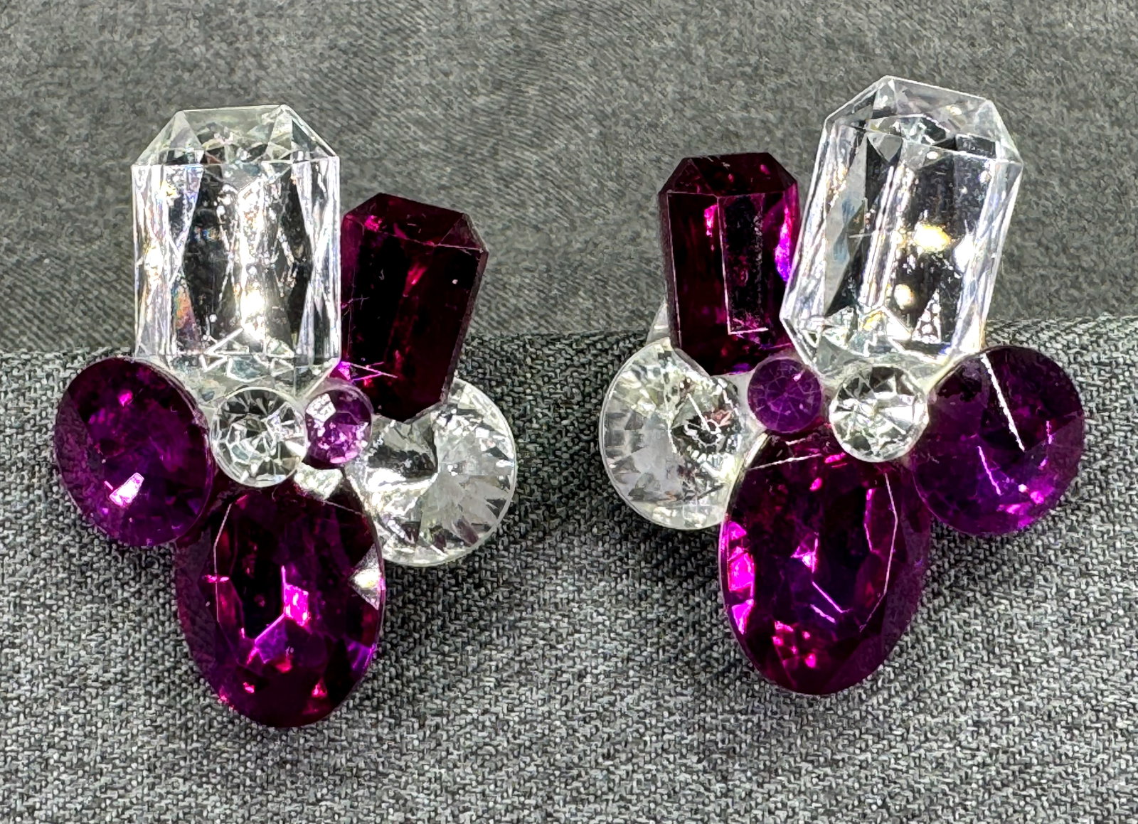 Vintage Wendy Gell Style Cluster Clip Earrings. *J: Vintage Wendy Gell Style Foiled Point-Back Acrylic Cluster Clip Earrings. Unmarked. For measures please refer to the pictures taken with a measuring tape. Weight: 23 Grams. IN HOUSE FLAT SHIPPING & HA