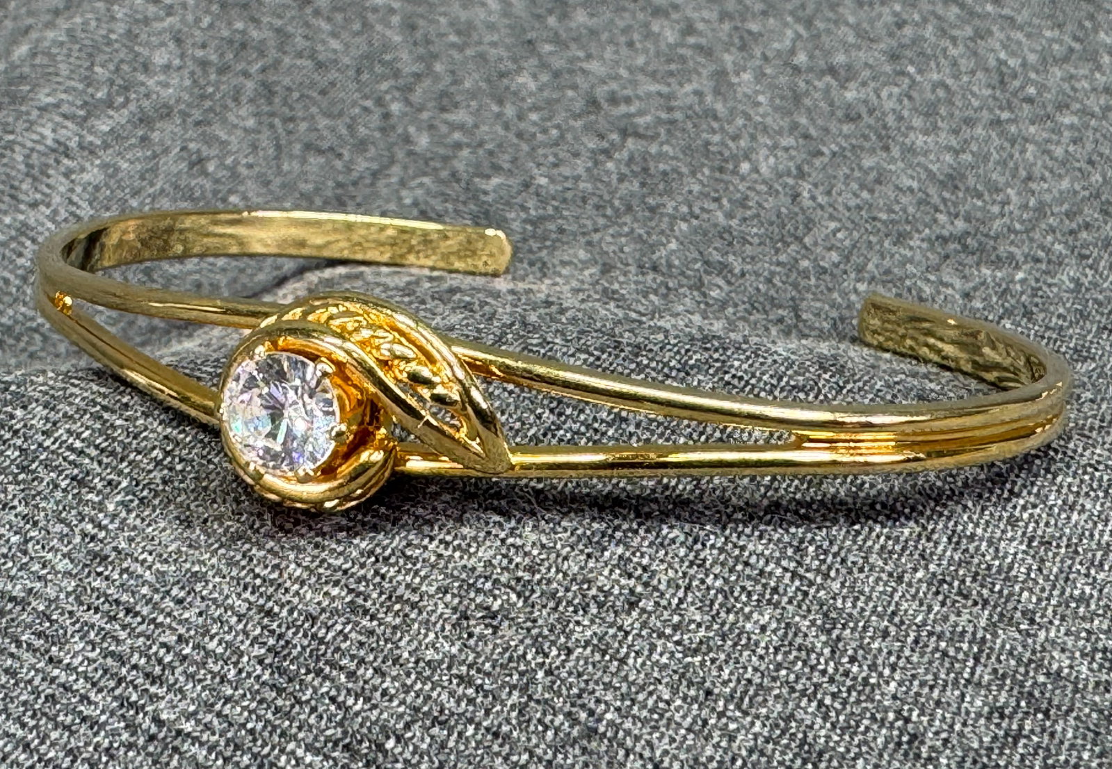 Vintage 80s Crystal Swirl Split Cuff Bracelet . Gold-tone. *f: Vintage 80s Crystal Swirl Split Cuff Bracelet . Gold-tone. Unmarked. For measures please refer to the pictures taken with a measuring tape. Weight: 10 Grams. IN HOUSE FLAT SHIPPING & HANDLING COST WIT