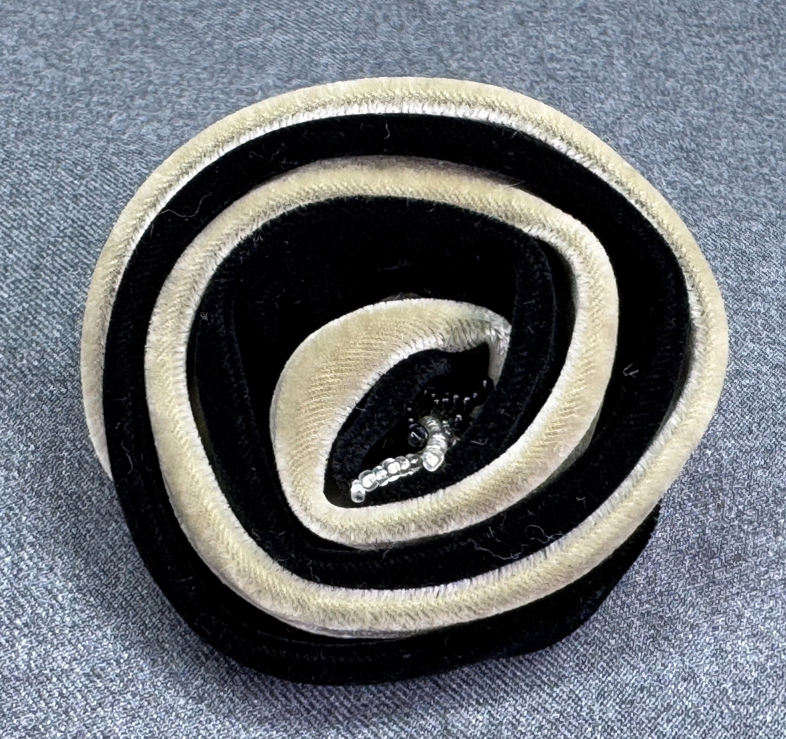 Swirl Flower Brooch Pin. Glass beads, beige and black silky velvet. *f: Swirl Flower Brooch Pin. Glass beads, beige and black silky velvet. Unmarked. For measures please refer to the pictures taken with a measuring tape. Weight: 13 Grams. IN HOUSE FLAT SHIPPING & HANDLING