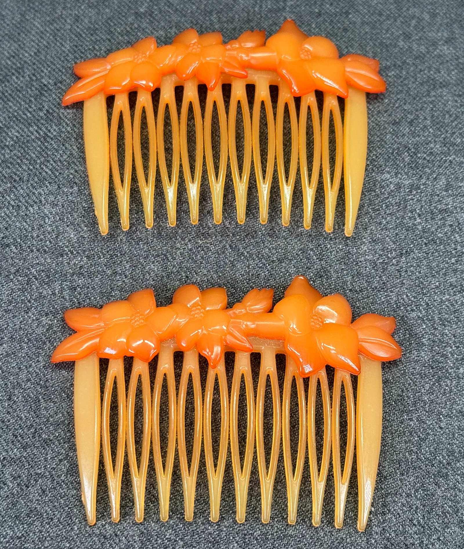 Vintage 1970s Buch + Deichmann Denmark Plastic Lotu Flower Hair Combs Set. *J: Vintage 1970s Buch + Deichmann Denmark Plastic Lotus Flower Hair Combs Set. Marked. For measures please refer to the pictures taken with a measuring tape. Weight: 11 Grams. IN HOUSE FLAT SHIPPING & HA