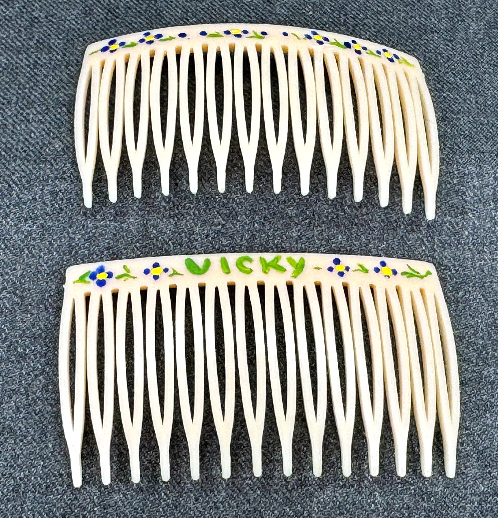 Vintage 1970s Hand-Painted Floral Plastic Side Hair Combs Pair. One Personalized "VICKY" *J: Vintage 1970s Hand-Painted Floral Rose Plastic Side Hair Combs Pair. One is Personalized "VICKY. Made in USA. Marked. For measures please refer to the pictures taken with a measuring tape. Weight: 7 G