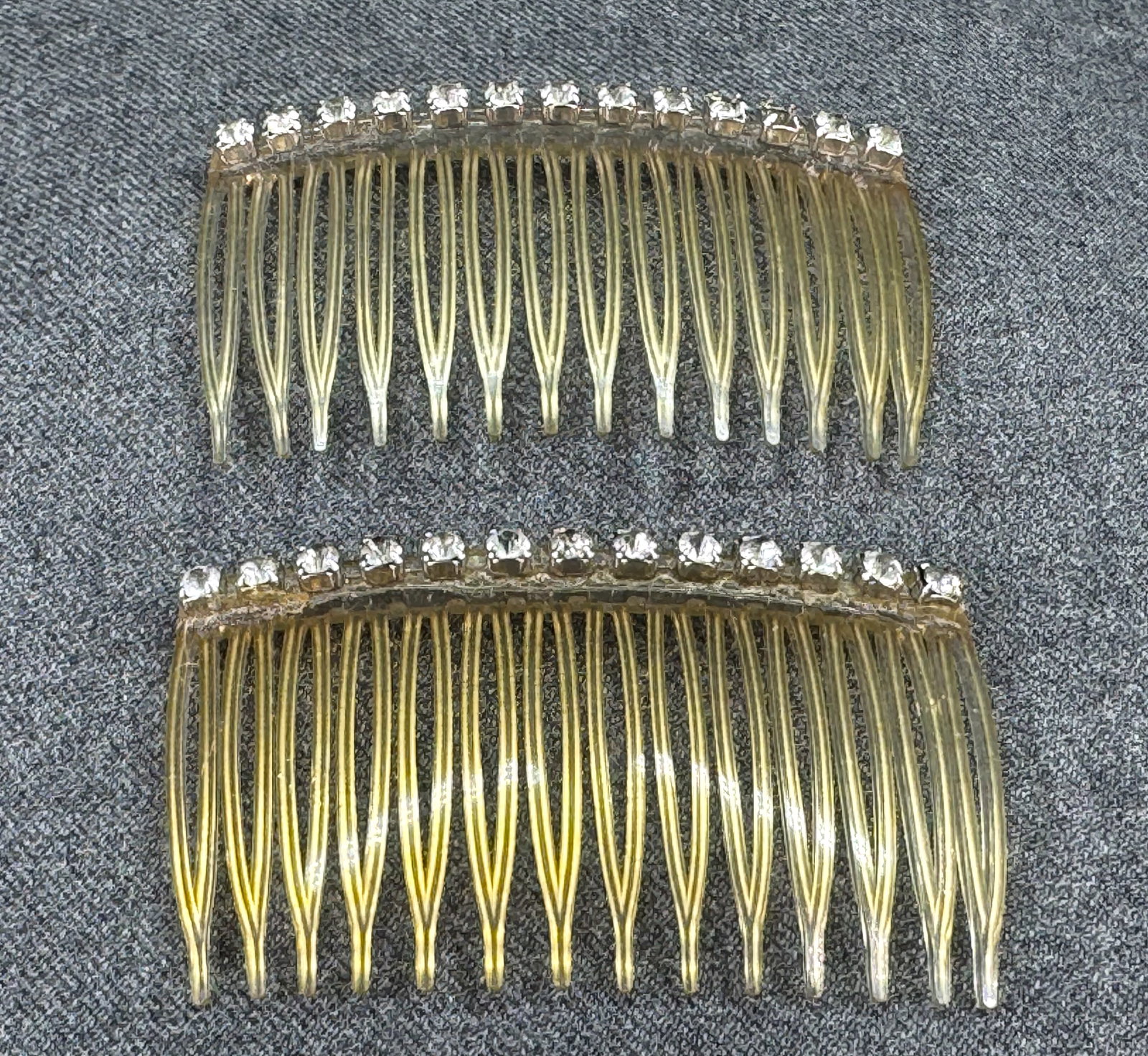 Vintage 1970s Rhinestone Amber Plastic Side Hair Combs Pair . Made in USA. *J: Vintage 1970s Rhinestone Amber Plastic Side Hair Combs Pair . Made in USA. Marked. For measures please refer to the pictures taken with a measuring tape. Weight: 12 Grams. IN HOUSE FLAT SHIPPING & HAN