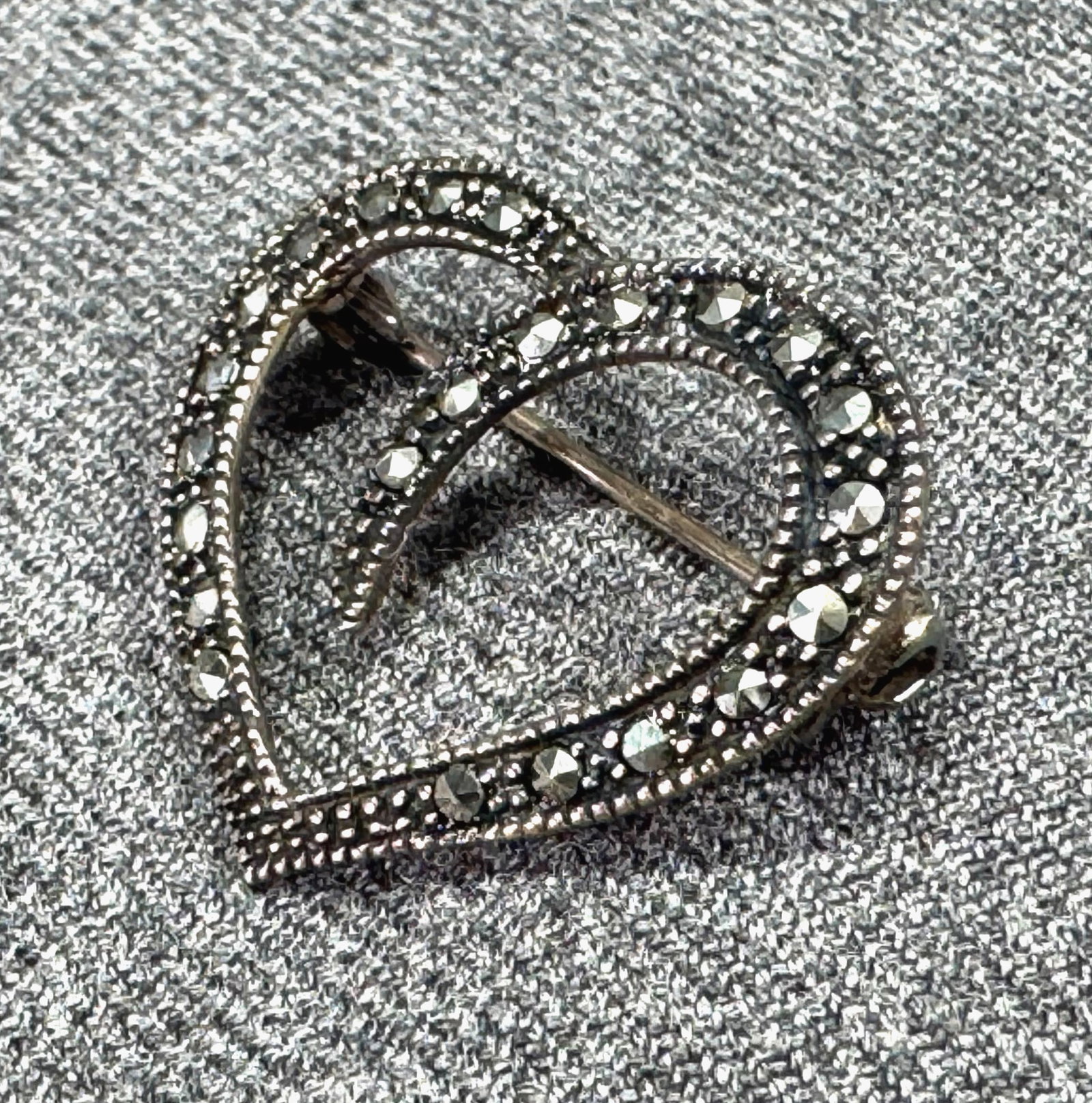 Art deco style marcasites sterling silver heart pin brooch 1ACT: IN HOUSE FLAT SHIPPING & HANDLING COST WITHIN ALL THE U.S. : 7 To bypass LiveShipping, and use our In-House shipping service for 7 or shipping combined for multiple lots, please select “Arrange 