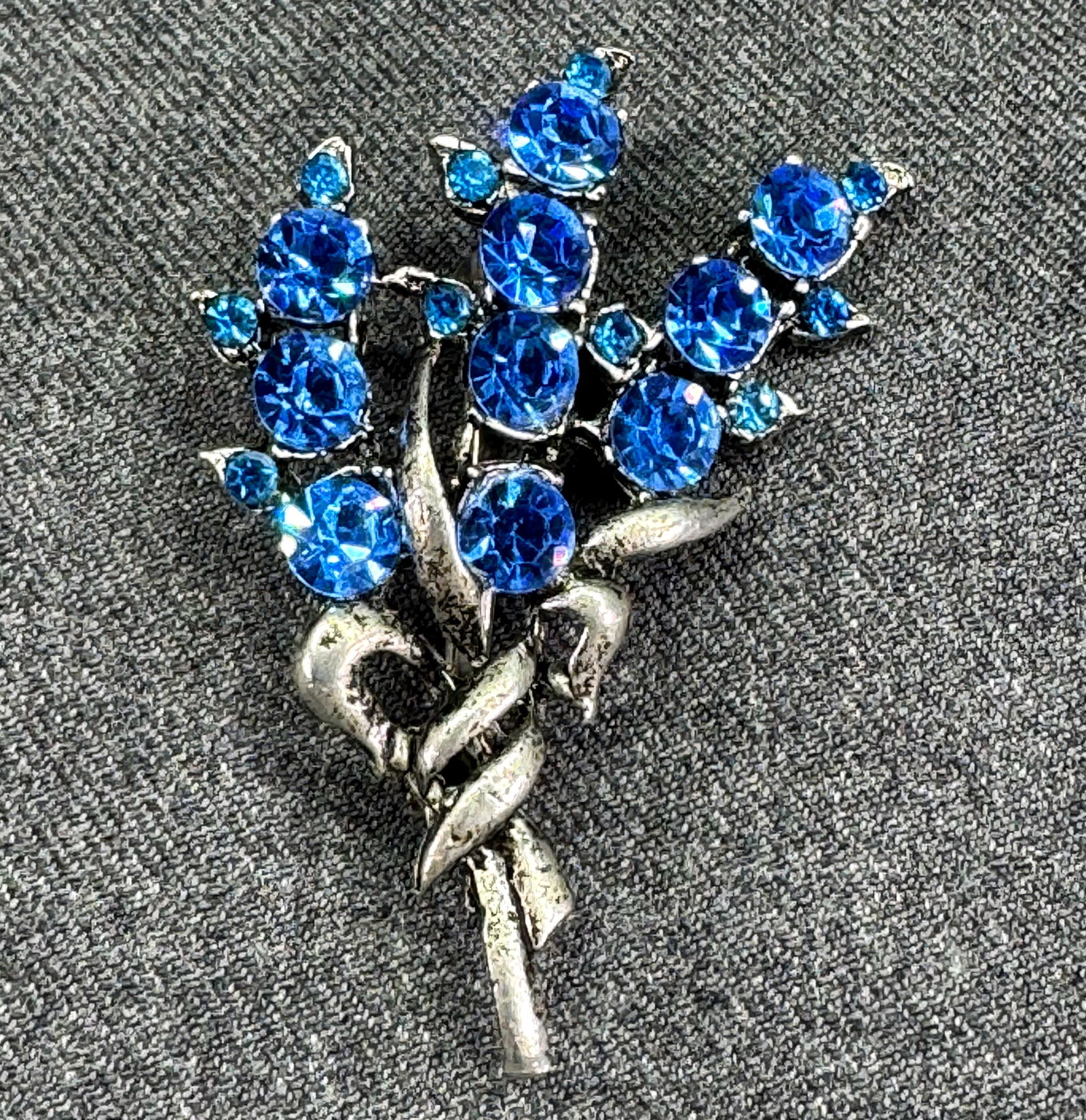 Vintage Royal Blue Crystals Flower Bouquet Brooch Pin. Silver-tone. *h: Vintage Royal Blue Crystals Flower Bouquet Brooch Pin. Silver-tone. Unmarked For measures please refer to the pictures taken with a measuring tape. Weight: 16 Grams. IN HOUSE FLAT SHIPPING & HANDLING 