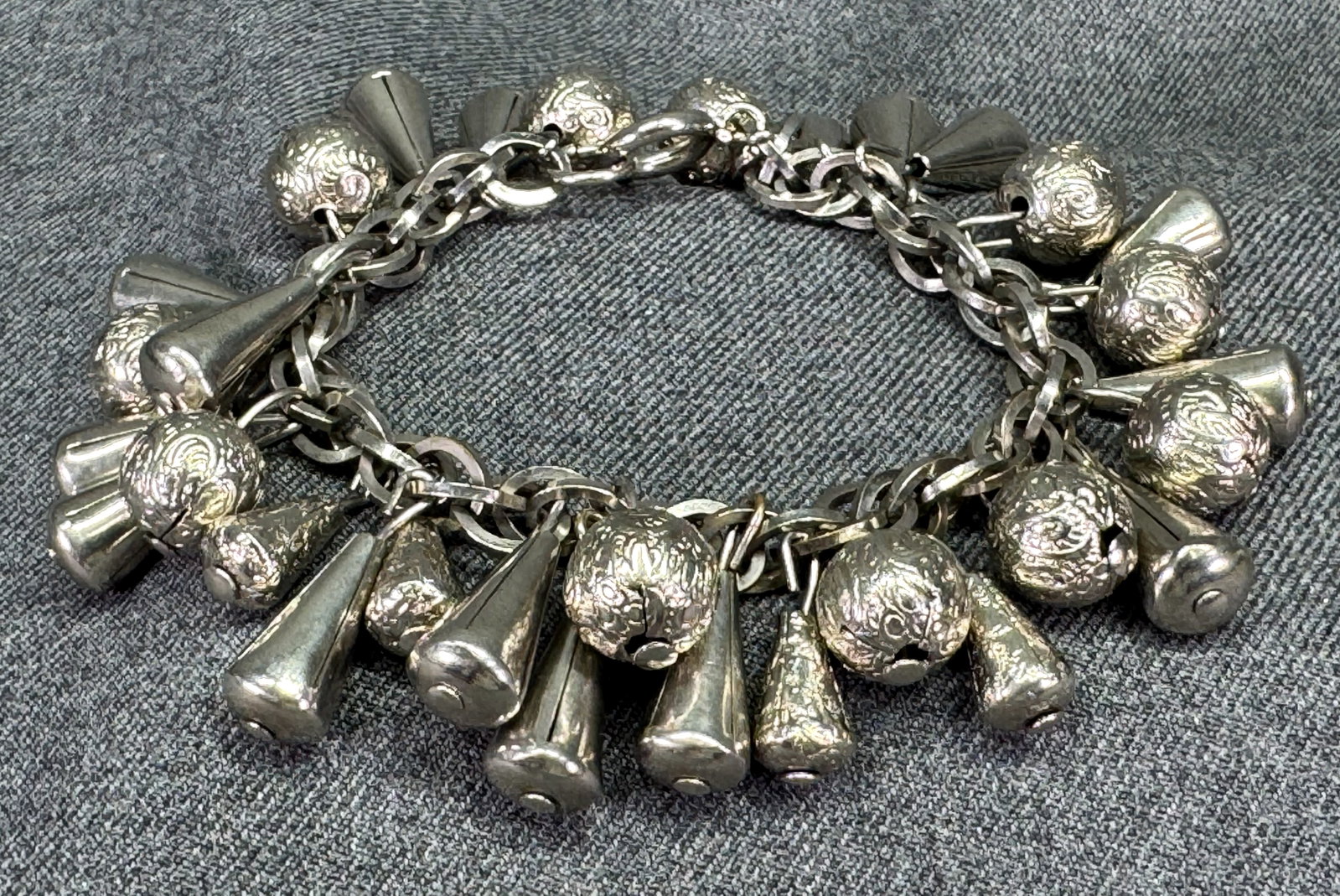Vintage silver-toned textured & drop charms cha-cha bracelet: Vintage silver-toned textured & drop charms cha-cha bracelet. Unmarked. For measures please refer to the pictures taken with a measuring tape. Weight:58 Grams. IN HOUSE FLAT SHIPPING & HANDLING COST W