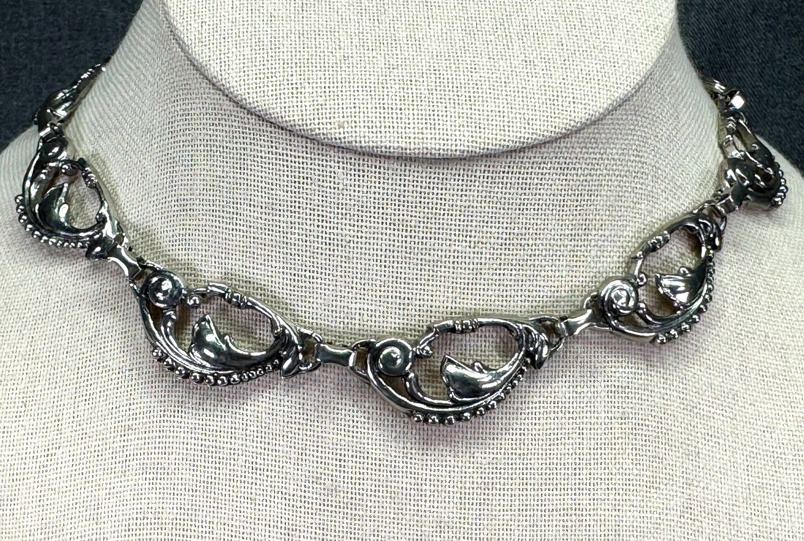 Vintage Modernist style stylized leaves collar necklace. Silver-toned. *f: Vintage Modernist style stylized leaves collar necklace. Silver-toned. Unmarked. For measures please refer to the pictures taken with a measuring tape. Weight: 45 Grams. IN HOUSE FLAT SHIPPING & HANDL