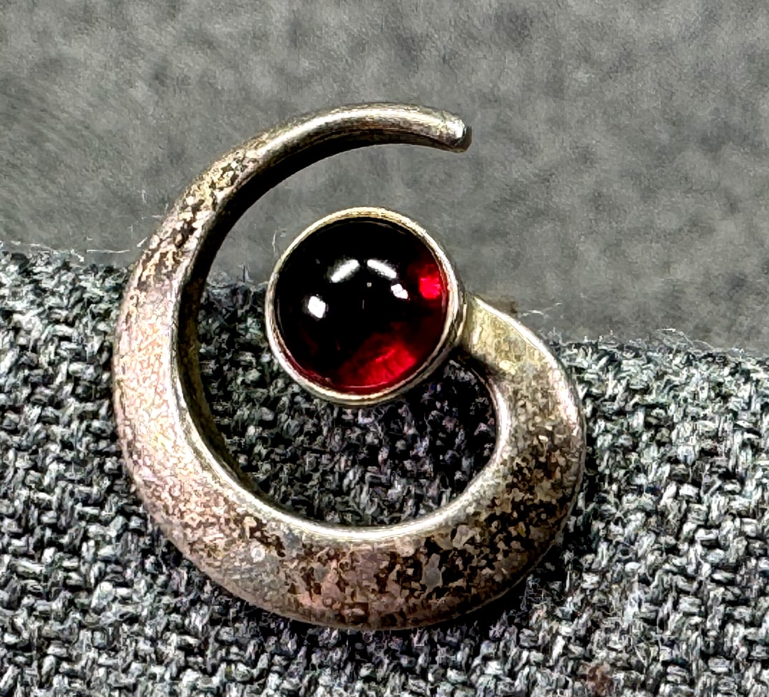 Vintage artsy Callan sterling silver with garnet spiral single earring. #B: Vintage artsy Callan sterling silver with garnet spiral single earring. Marked Callan Sterling. < For measures please refer to the pictures taken with a measuring tape. Weight: 1.54 Grams. IN HOUSE FL