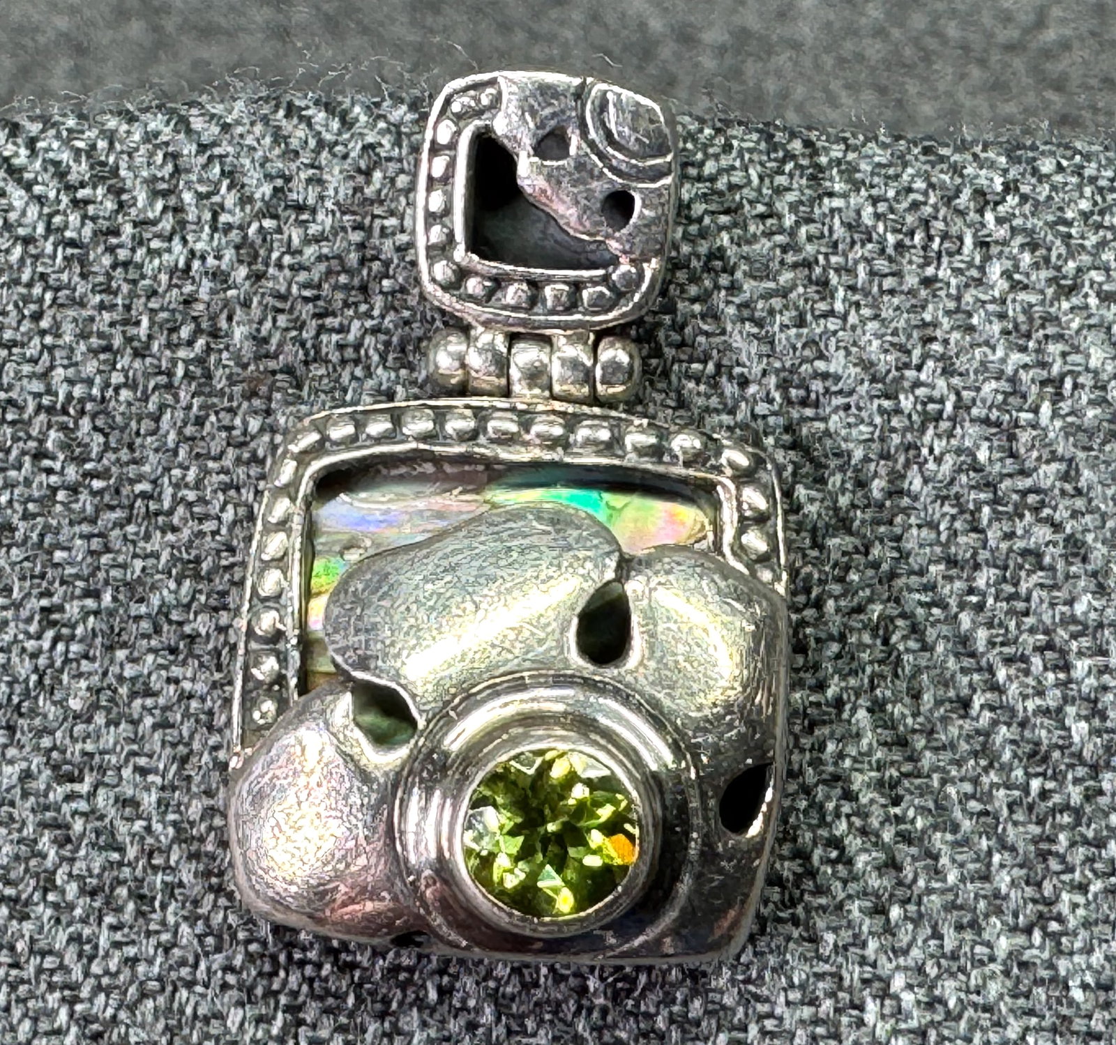 Vintage KL peridot, abalone & mop sterling silver shadowbox floral single earring. #B: Vintage KL peridot, abalone & mop sterling silver shadowbox floral single earring. Marked 925 KL. < For measures please refer to the pictures taken with a measuring tape. Weight: 4.98 Grams. IN HOUSE 
