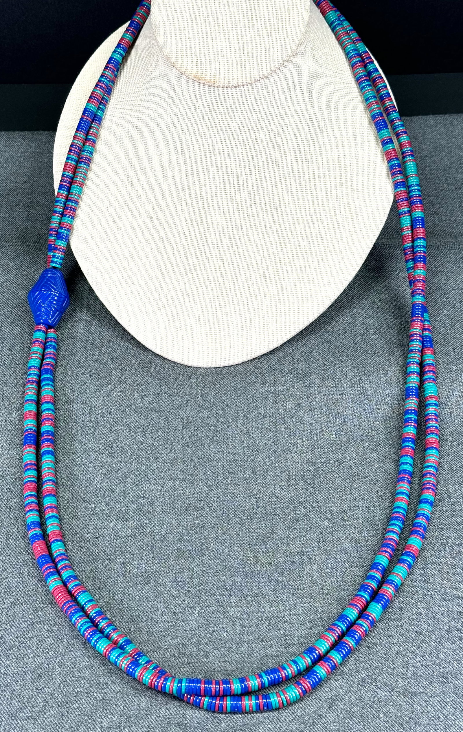 Vintage 80s plastic beads & decorated oversized screw on clasp 2 strands necklace .: IN HOUSE FLAT SHIPPING & HANDLING COST WITHIN ALL THE U.S. : 7 To bypass LiveShipping, and use our In-House shipping service for 7 or shipping combined for multiple lots, please select “Arrange 