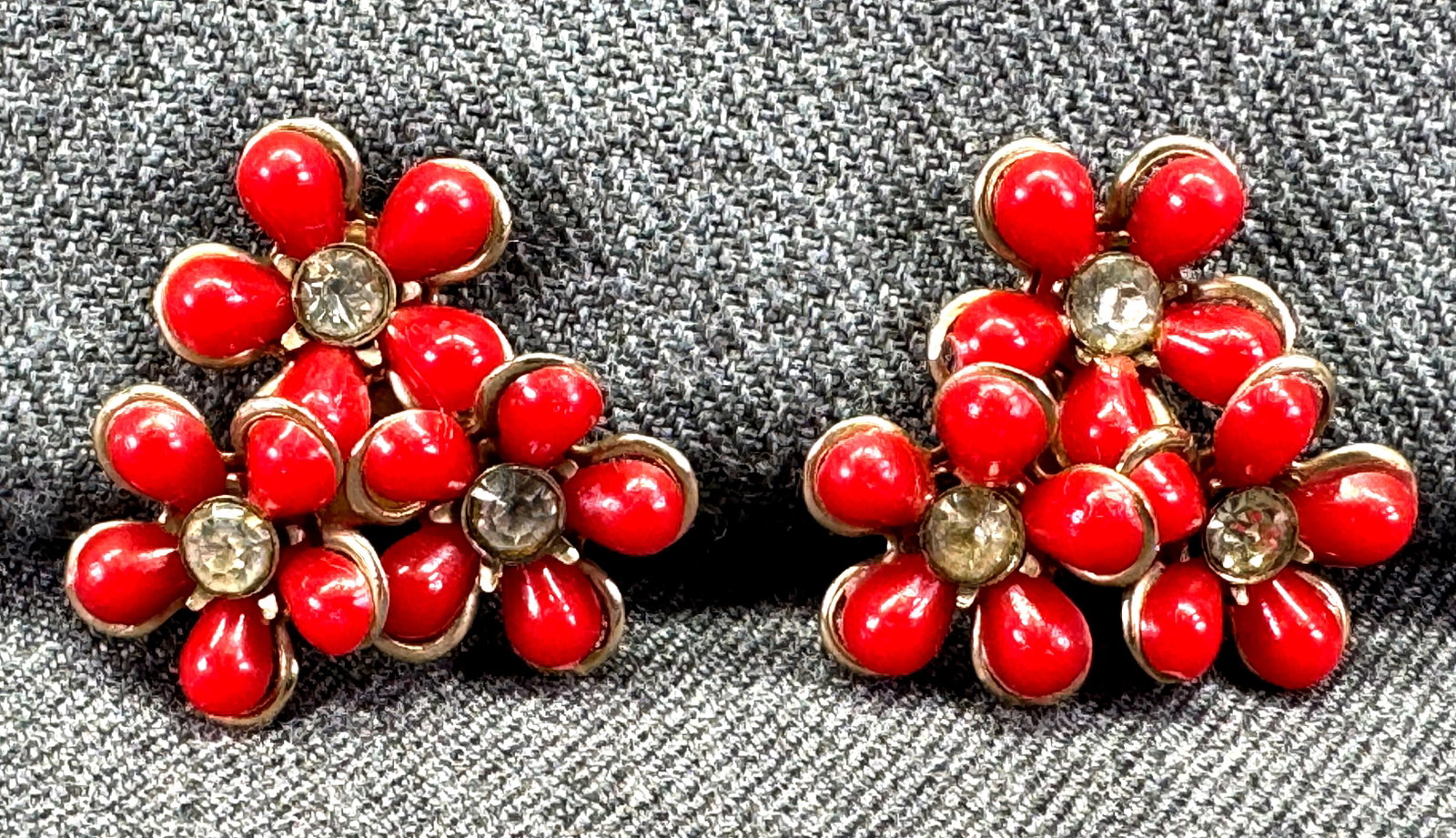 Vintage rhinestones & red plastic gold-toned flowers cluster screw earrings. V: IN HOUSE FLAT SHIPPING & HANDLING COST WITHIN ALL THE U.S. : 7 To bypass LiveShipping, and use our In-House shipping service for 7 or shipping combined for multiple lots, please select “Arrange 