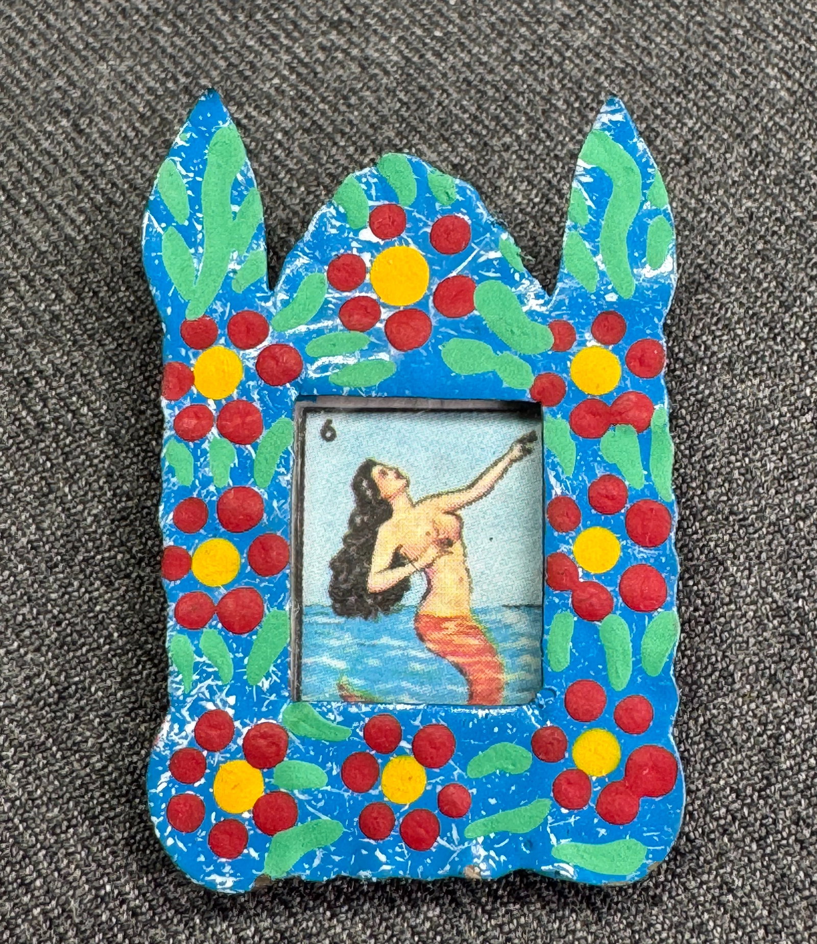 Vintage Mexican Folk Art Tin Nicho Pendant La Sirena Mermaid Loteria. *J: Vintage Mexican Folk Art Tin Nicho Pendant La Sirena Mermaid Loteria. Unmarked. For measures please refer to the pictures taken with a measuring tape. Weight: 8 Grams. IN HOUSE FLAT SHIPPING & HANDLIN