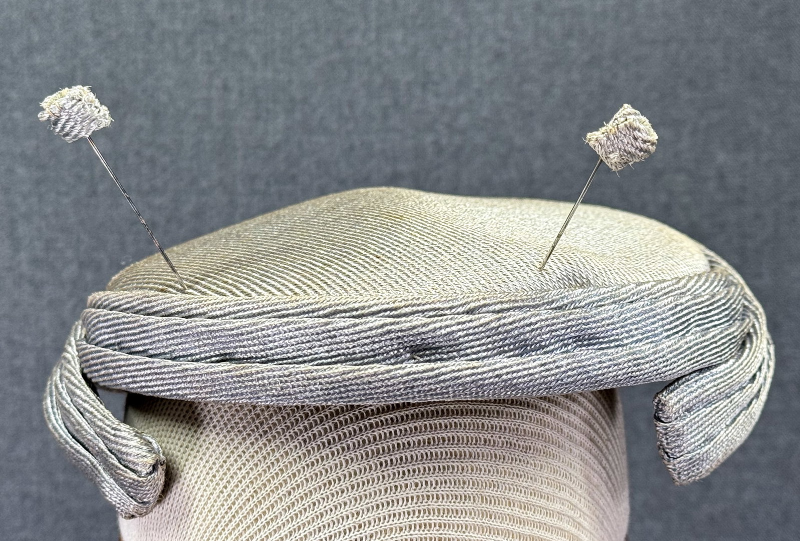 Vintage Blum's Evanston silver hat with matching hatpins *b: Vintage Blum's Evanston silver hat with matching hatpins. Fabric label. No size For measures please refer to the pictures taken with a measuring tape. Weight: 60 Grams. IN HOUSE FLAT SHIPPING & HANDLI