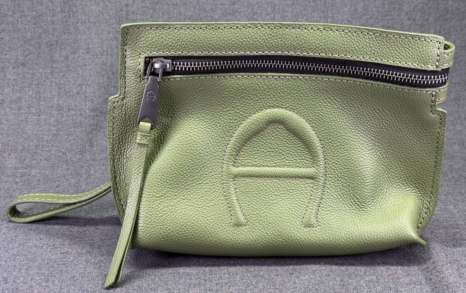 Etienne Aigner Adeline Clutch In Army Green: IN HOUSE FLAT SHIPPING & HANDLING COST WITHIN ALL THE U.S. : 10 To bypass LiveShipping, and use our In-House shipping service for 7 or shipping combined for multiple lots, plase select “Arrange 