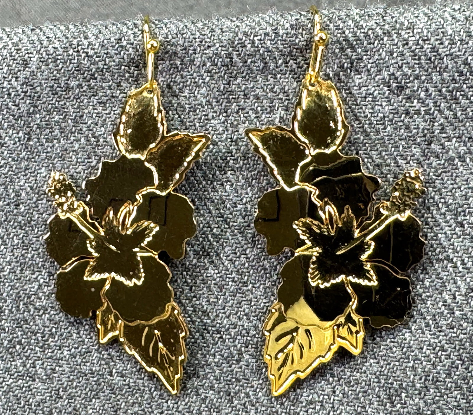 Vintage LAM Hawaiian Hibiscus gold-toned flower hooks earrings. #B: Vintage LAM Hawaiian Hibiscus gold-toned flower hooks earrings. Marked. < For measures please refer to the pictures taken with a measuring tape. Weight: 5 Grams. IN HOUSE FLAT SHIPPING & HANDLING COST